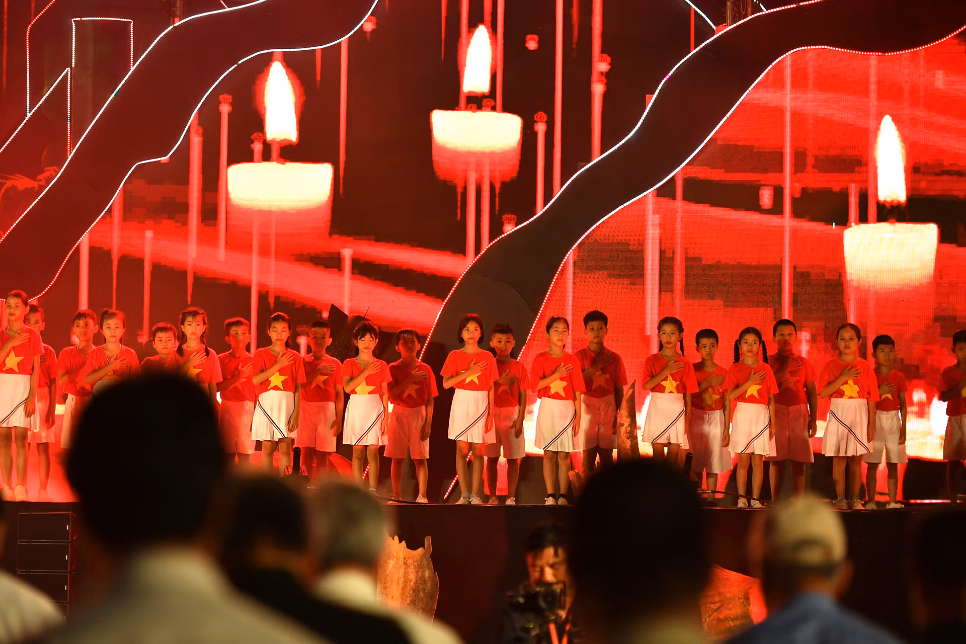 Tất cả đại biểu và các vị khách quý cùng bà con nhân dân cùng đứng lên dành một phút mặc niệm, kính cẩn nghiêng mình trước anh linh các anh hùng liệt sĩ, anh linh 10 nữ liệt sĩ TNXP Ngã ba Đồng Lộc.