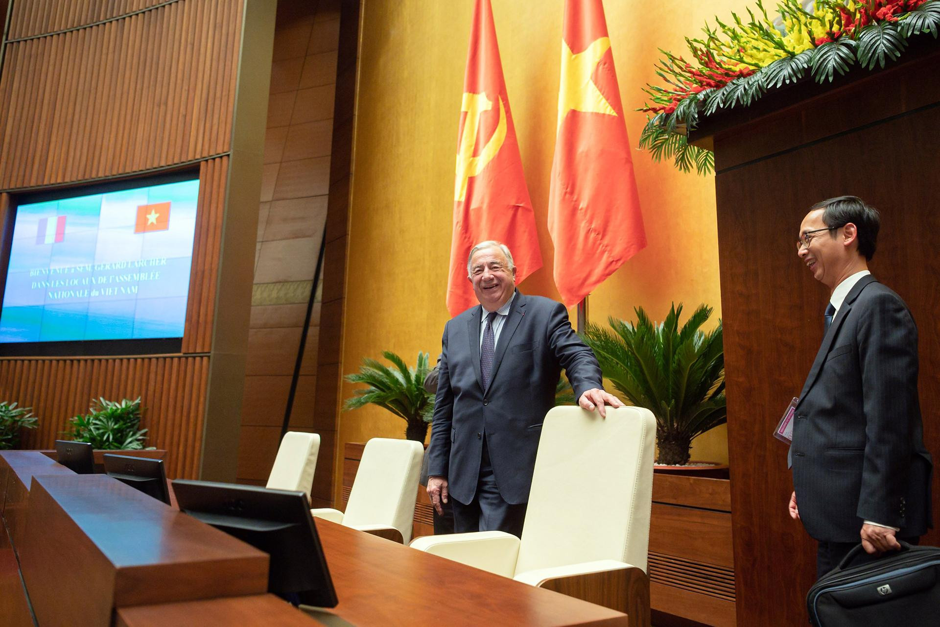 Chủ tịch Thượng viện Cộng hòa Pháp Gérard Larcher nghe giới thiệu về phòng họp Diên Hồng. Chủ tịch Thượng viện Cộng hòa Pháp Gérard Larcher nghe giới thiệu về phòng họp Diên Hồng.