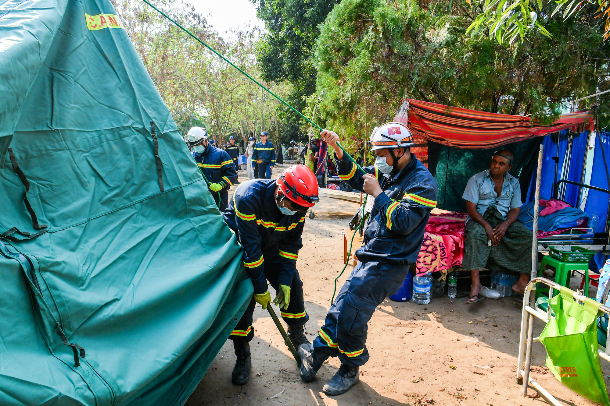 [Ảnh] Đoàn cứu nạn, cứu hộ Việt Nam chia sẻ nỗi mất mát với người dân vùng động đất Myanmar ảnh 2