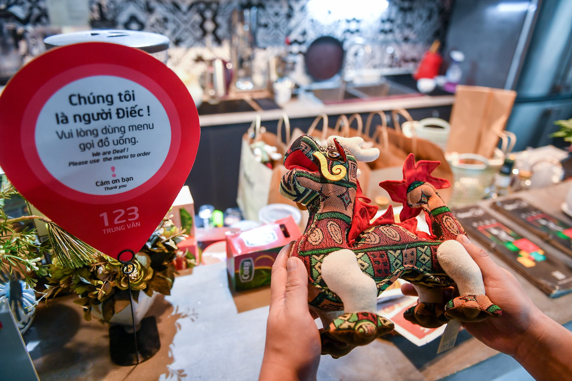 Năm nay, xưởng may của những người khiếm thính cũng cho ra mắt sản phẩm Rồng thổ cẩm với kích cỡ nhỏ để phục vụ những người có nhu cầu.