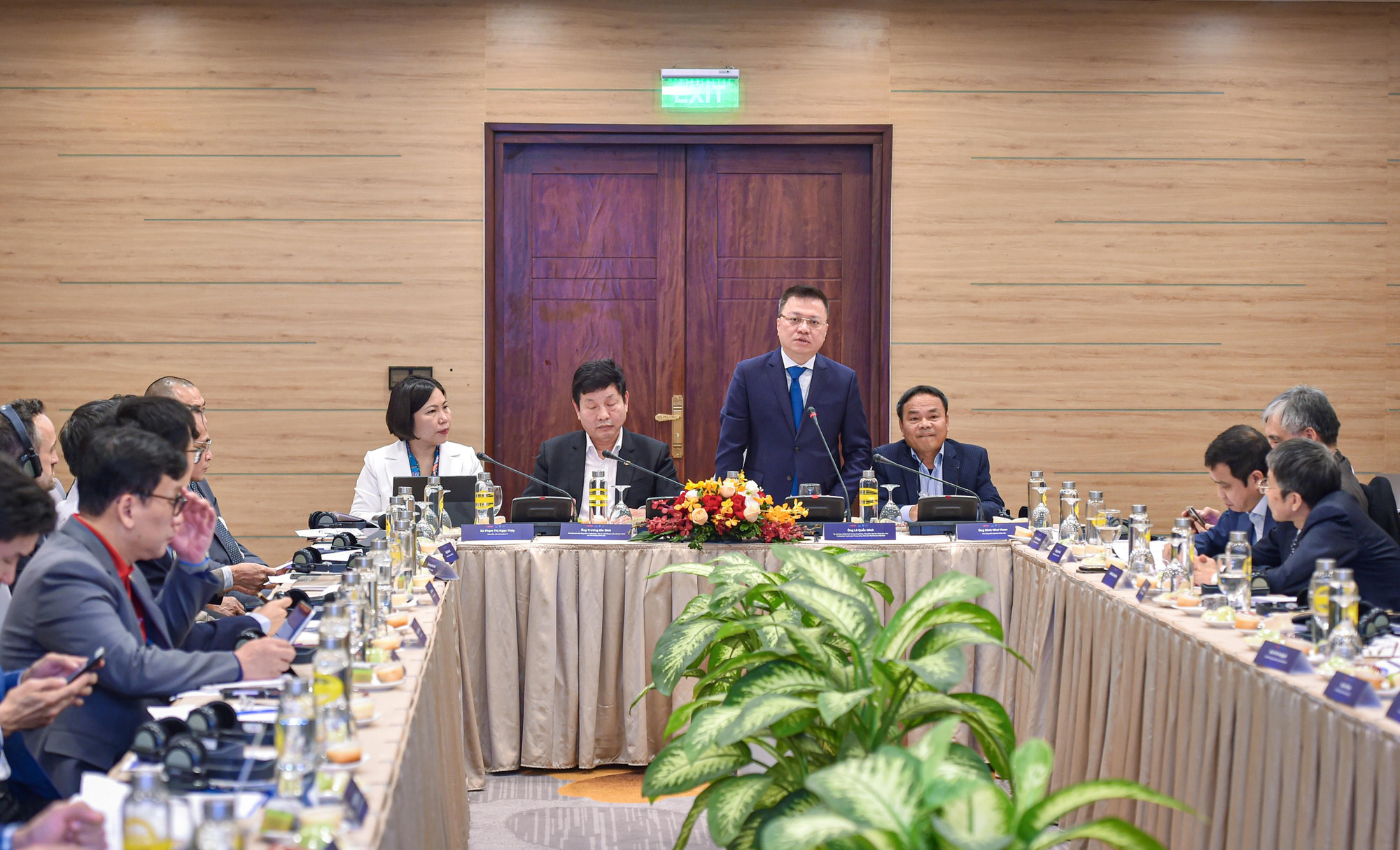 Tham dự Hội nghị có ông Lê Quốc Minh, Ủy viên Trung ương Đảng, Tổng Biên tập Báo Nhân dân, Phó Trưởng ban Tuyên giáo Trung ương, Chủ tịch Hội Nhà báo Việt Nam; ông Đinh Như Hoan, Phó Tổng Biên tập Báo Nhân Dân; ông Trương Gia Bình, Trưởng Ban Nghiên cứu Phát triển Kinh tế tư nhân (Ban IV, Hội đồng tư vấn cải cách Thủ tục hành chính của Thủ tướng Chính phủ). Tham dự Hội nghị có ông Lê Quốc Minh, Ủy viên Trung ương Đảng, Tổng Biên tập Báo Nhân dân, Phó Trưởng ban Tuyên giáo Trung ương, Chủ tịch Hội Nhà báo Việt Nam; ông Đinh Như Hoan, Phó Tổng Biên tập Báo Nhân Dân; ông Trương Gia Bình, Trưởng Ban Nghiên cứu Phát triển Kinh tế tư nhân (Ban IV, Hội đồng tư vấn cải cách Thủ tục hành chính của Thủ tướng Chính phủ).