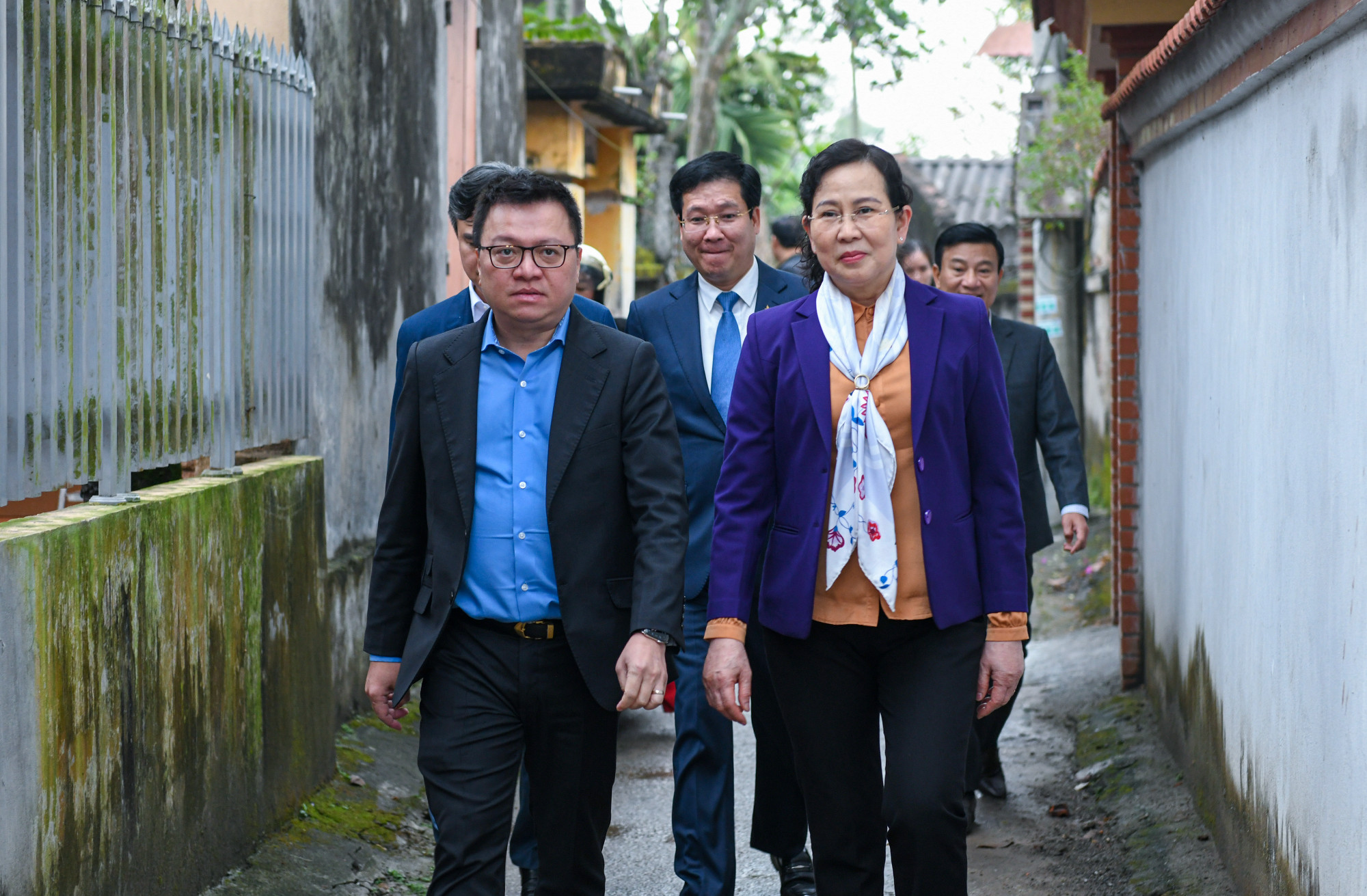 Đồng chí Lê Quốc Minh và đồng chí Lê Thị Thủy tới thăm ngôi nhà mới được bàn giao cho hộ bà Bồ Thị Gái tại xã La Sơn.