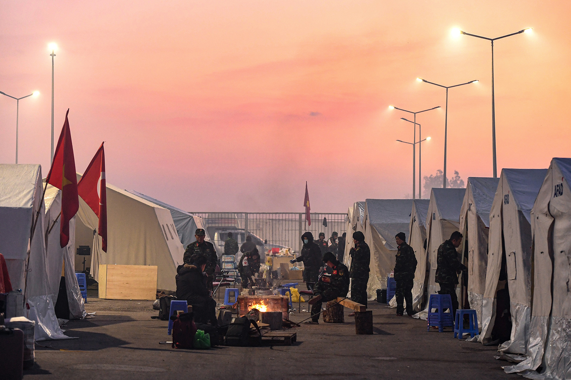 Ngay sau khi thảm họa diễn ra không lâu, 2 đoàn cứu hộ Quân đội nhân dân và Công an nhân dân Việt Nam đã nhanh chóng nhận lệnh tới nước bạn làm nhiệm vụ. Mang theo tinh thần hữu nghị quốc tế cao cả, các cán bộ, chiến sĩ 2 đoàn đã có 10 ngày không nghỉ để tìm kiếm, cứu hộ, cứu nạn những nạn nhân còn mắc kẹt sau thảm họa.