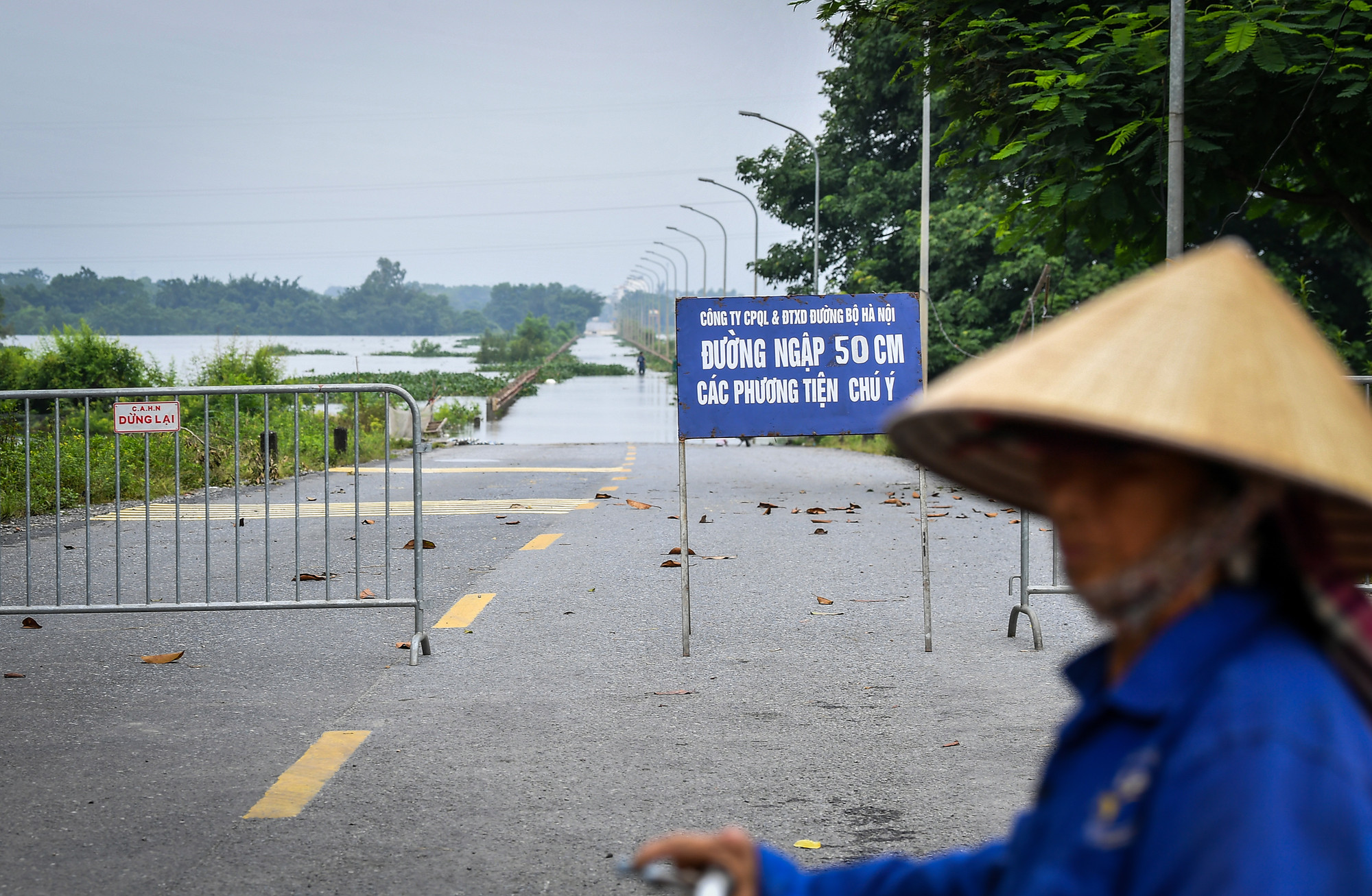 Tại nhiều điểm, cơ quan chức năng đã phải đặt các biển cảnh báo nguy hiểm, đồng thời cấm các phương tiện trọng tải lớn di chuyển qua đê để tránh gây nguy hiểm. Tại nhiều điểm, cơ quan chức năng đã phải đặt các biển cảnh báo nguy hiểm, đồng thời cấm các phương tiện trọng tải lớn di chuyển qua đê để tránh gây nguy hiểm.