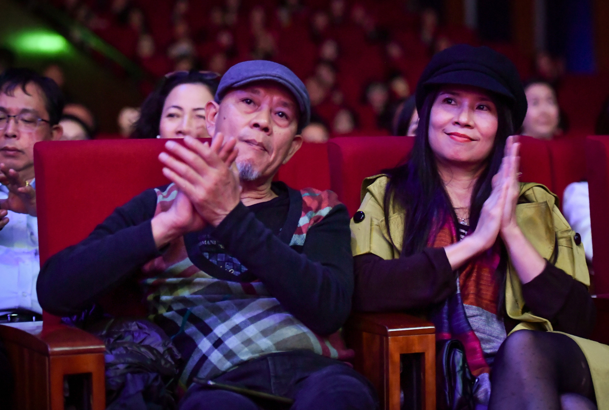 Khán giả dành những tràng vỗ tay không ngớt khi được đắm chìm trong tiếng kèn saxophone của Kenny G.