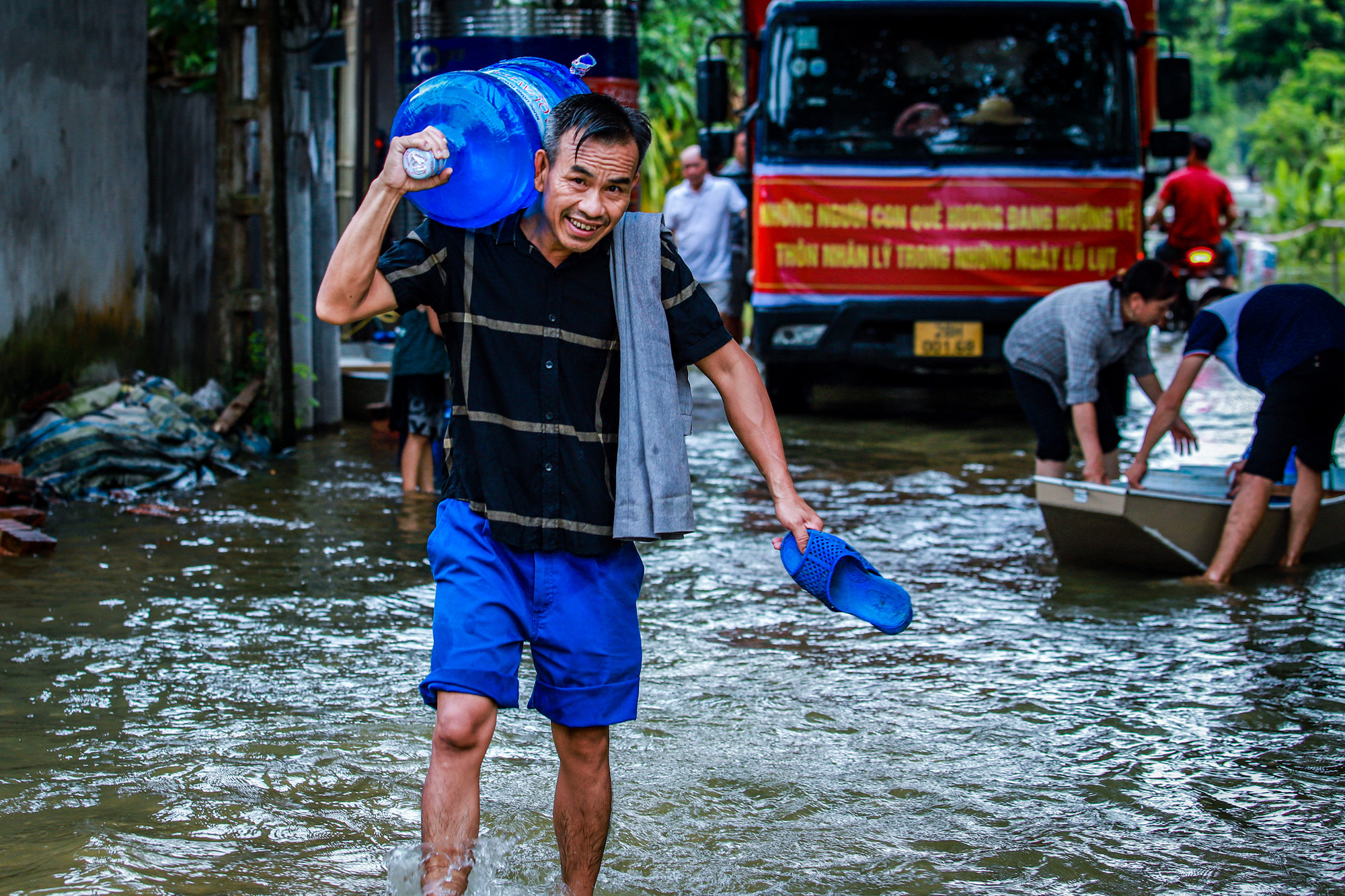 Để chủ động phòng, chống, giảm thiểu thiệt hại do bão số 2 và lũ rừng ngang gây ra, Ban Chỉ huy Phòng, chống thiên tai và Tìm kiếm cứu nạn 2 huyện Quốc Oai và Chương Mỹ đã tham mưu cho Ủy ban nhân dân huyện chỉ đạo các phòng, ban, ngành huyện chủ động triển khai phương án bảo đảm cứu trợ đời sống cho nhân dân; không để tình trạng người dân không có nước uống, sinh hoạt và lương thực, thực phẩm thiết yếu; công tác bảo đảm an ninh trật tự; kê kích tài sản, di dời dân đến khu vực an toàn; triển khai công tác đảm bảo vệ sinh môi trường; hỗ trợ khám chữa bệnh, thuốc men và thiết bị y tế... Để chủ động phòng, chống, giảm thiểu thiệt hại do bão số 2 và lũ rừng ngang gây ra, Ban Chỉ huy Phòng, chống thiên tai và Tìm kiếm cứu nạn 2 huyện Quốc Oai và Chương Mỹ đã tham mưu cho Ủy ban nhân dân huyện chỉ đạo các phòng, ban, ngành huyện chủ động triển khai phương án bảo đảm cứu trợ đời sống cho nhân dân; không để tình trạng người dân không có nước uống, sinh hoạt và lương thực, thực phẩm thiết yếu; công tác bảo đảm an ninh trật tự; kê kích tài sản, di dời dân đến khu vực an toàn; triển khai công tác đảm bảo vệ sinh môi trường; hỗ trợ khám chữa bệnh, thuốc men và thiết bị y tế...