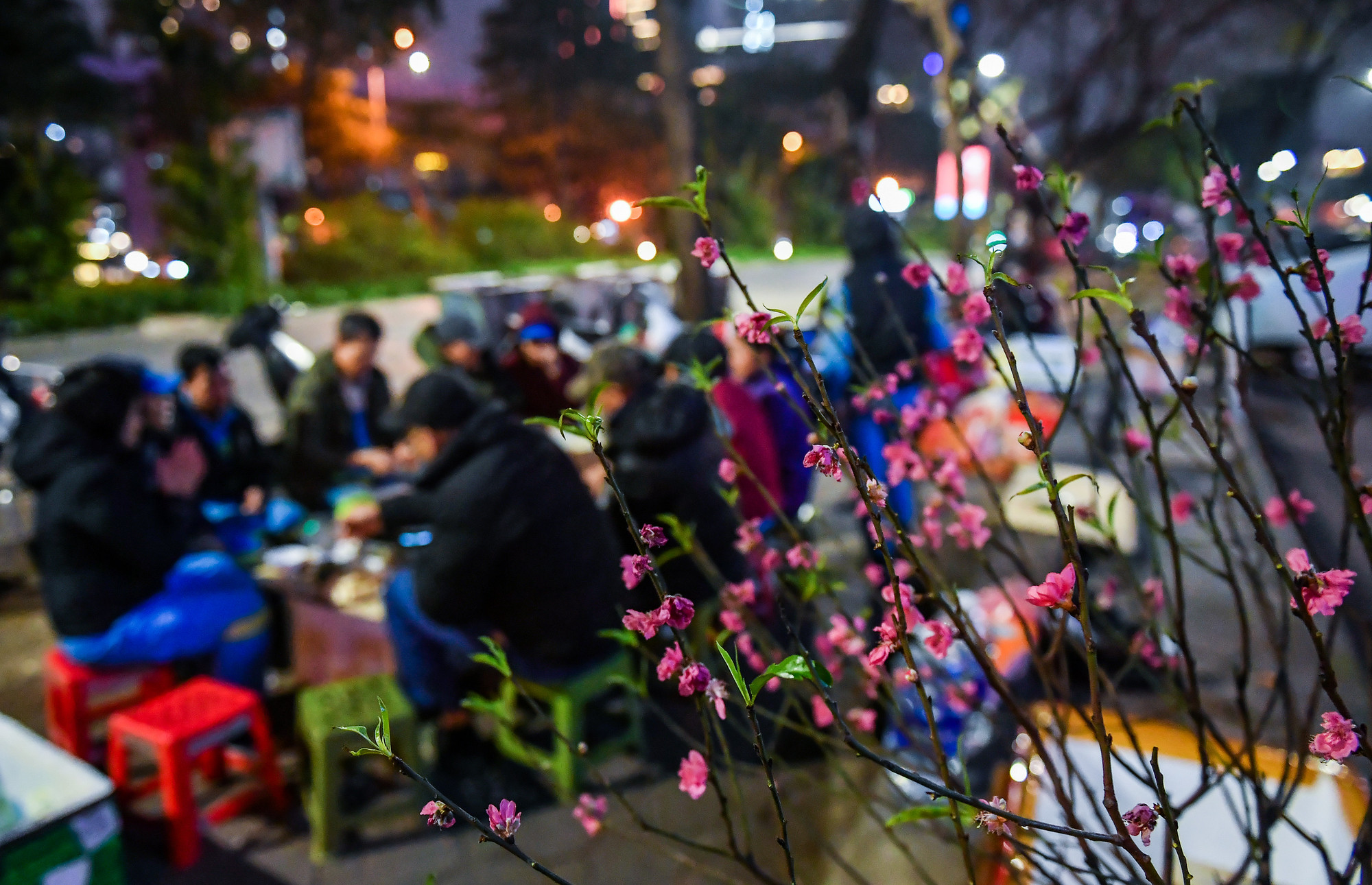 Sau bữa cơm chung này, cả tổ sẽ lại tỏa đi, đẩy xe lọc cọc lẫn vào màn đêm. Trời đêm cuối năm vẫn hun hút gió…