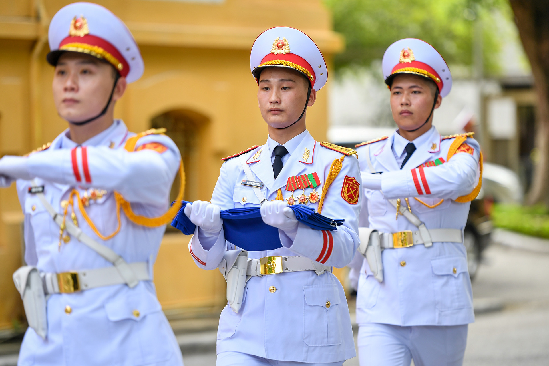 Đội Danh dự với lá cờ ASEAN đặt trang trọng trên tay chuẩn bị cho nghi thức thượng cờ. (Ảnh: THÀNH ĐẠT)