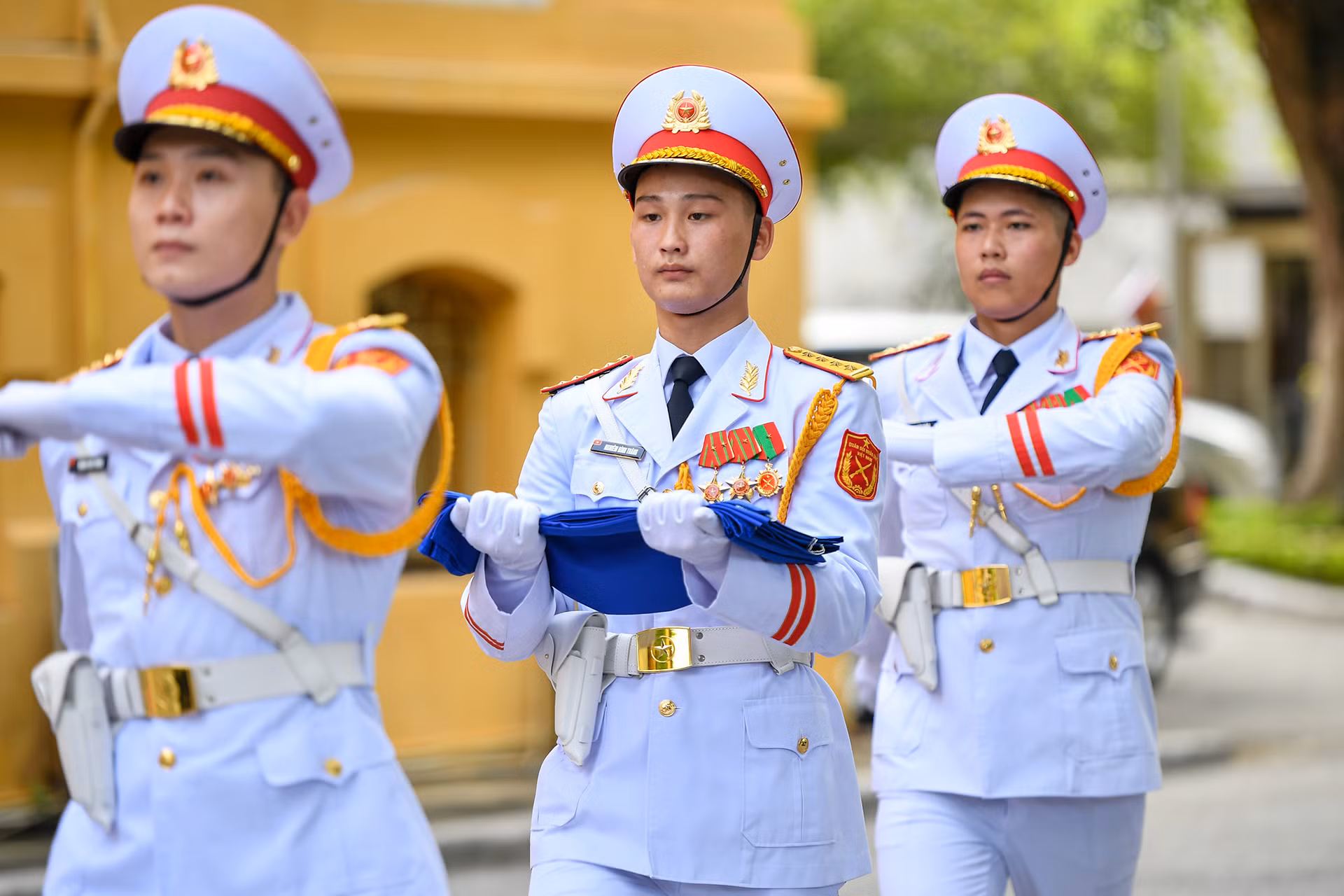 Đội Danh dự với lá cờ ASEAN đặt trang trọng trên tay chuẩn bị cho nghi thức thượng cờ. (Ảnh: THÀNH ĐẠT)