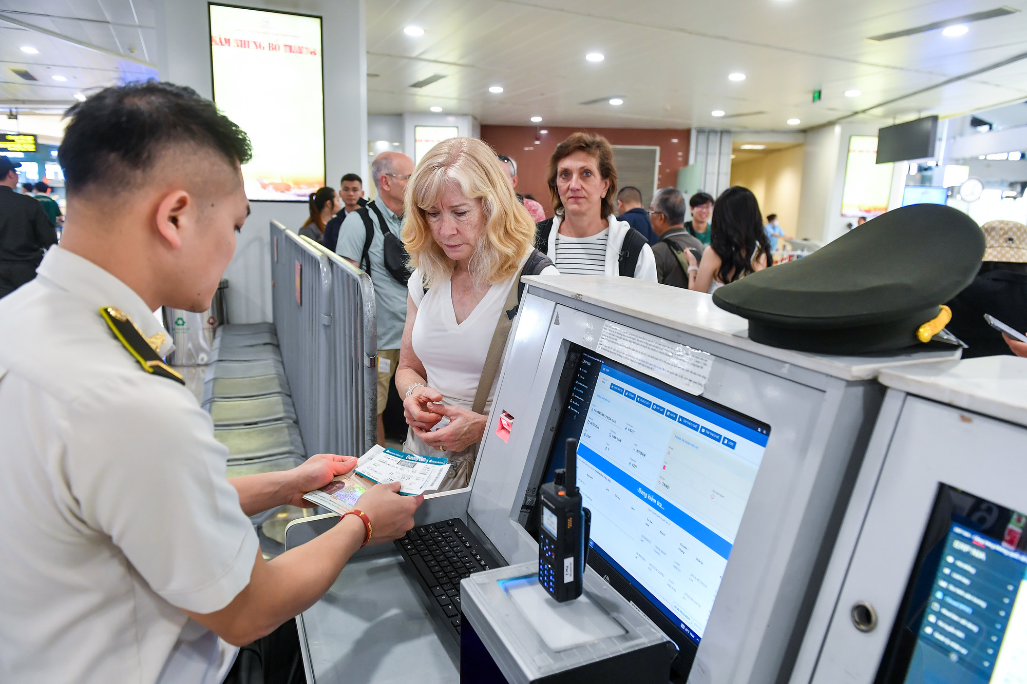 Dịp này, Cảng Hàng không Quốc tế Nội Bài cũng mở tối đa quầy thủ tục, chuẩn bị một cơ số quầy dự phòng cho các hãng hàng không sử dụng khi tăng chuyến bay.