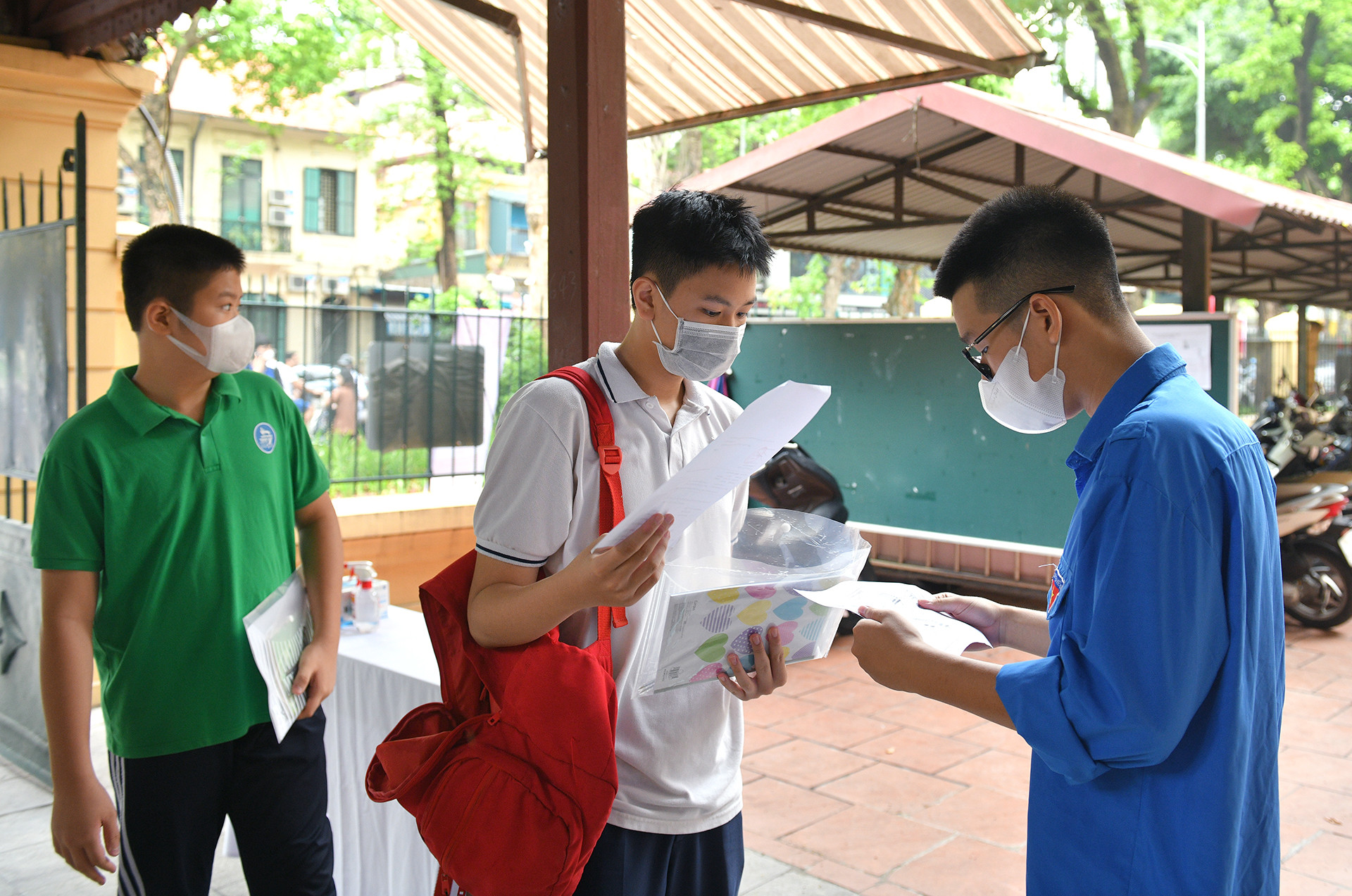 [Ảnh] Học sinh Hà Nội làm thủ tục dự thi tuyển sinh vào lớp 10 ảnh 2