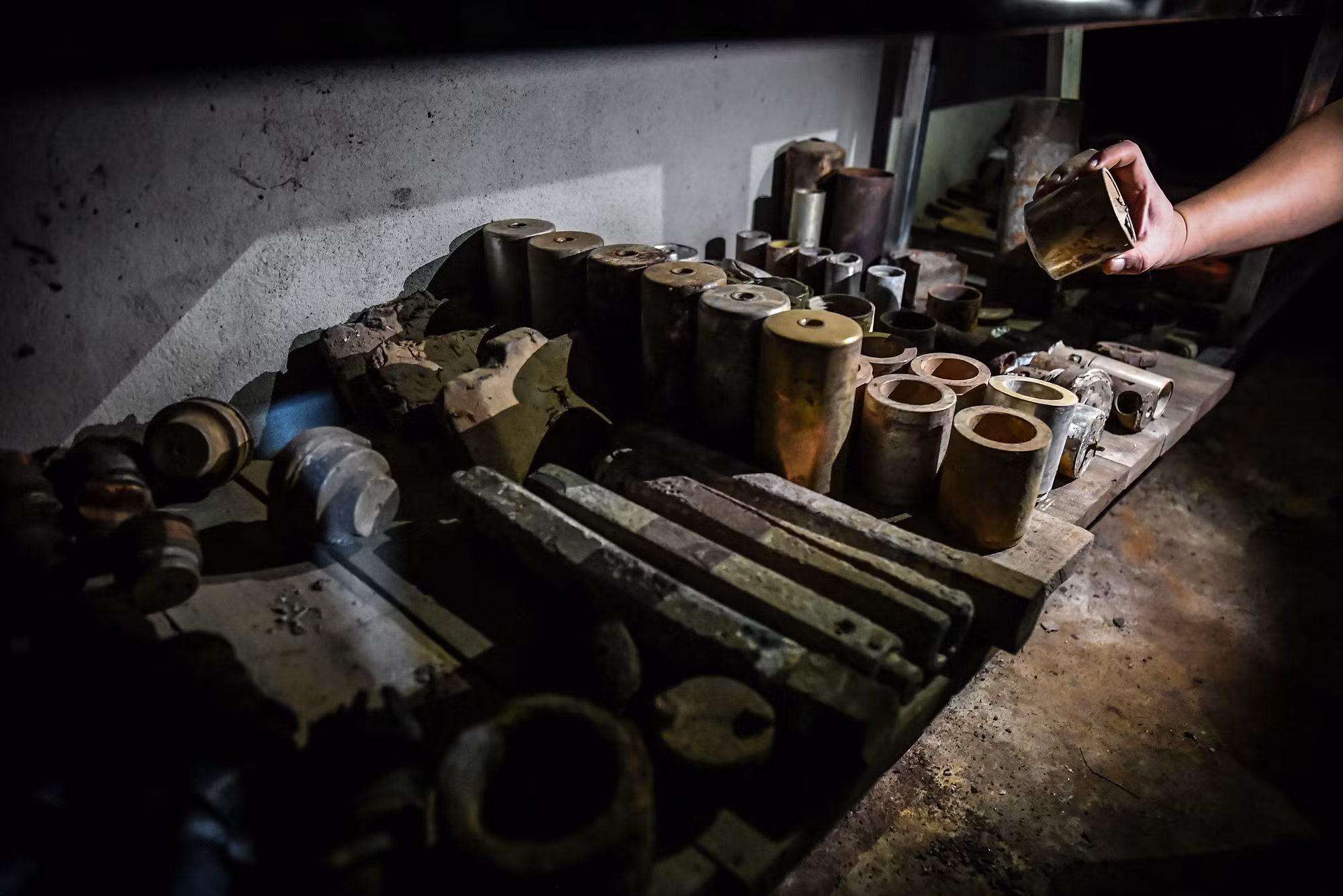 Các hiện vật được phân loại và xếp trên các giá gỗ theo từng nhóm như vũ khí, bom, mìn, quân tư trang...