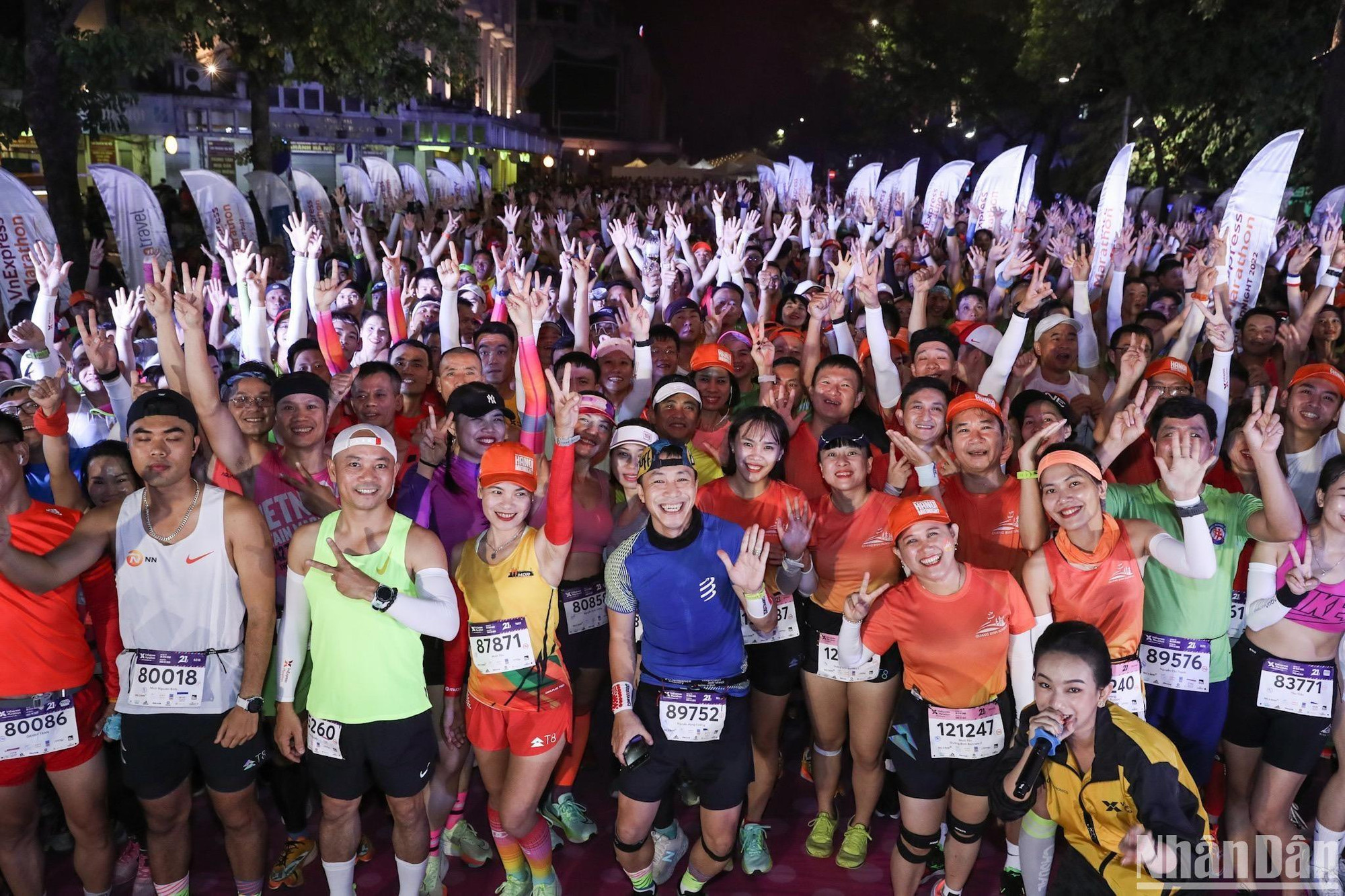 Đêm đầu đông Hà Nội sôi động và đầy màu sắc khi hàng nghìn vận động viên đổ về bưu điện Hà Nội, chuẩn bị chinh phục những con đường Thủ đô về đêm.