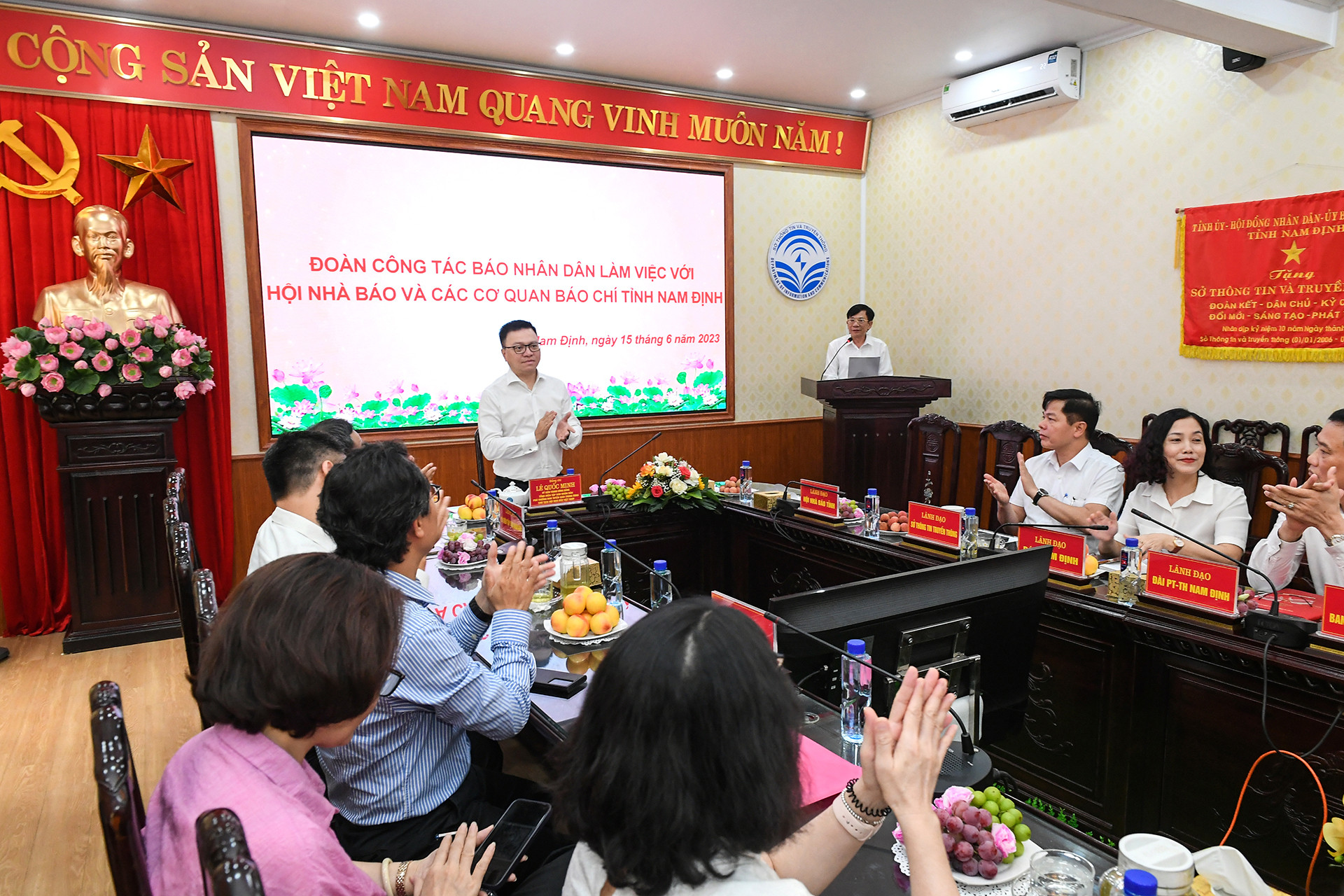 Cùng ngày, đồng chí Lê Quốc Minh và Đoàn công tác Báo Nhân Dân đã thăm, làm việc với Hội Nhà báo và các cơ quan báo chí tỉnh Nam Định. Cùng ngày, đồng chí Lê Quốc Minh và Đoàn công tác Báo Nhân Dân đã thăm, làm việc với Hội Nhà báo và các cơ quan báo chí tỉnh Nam Định.