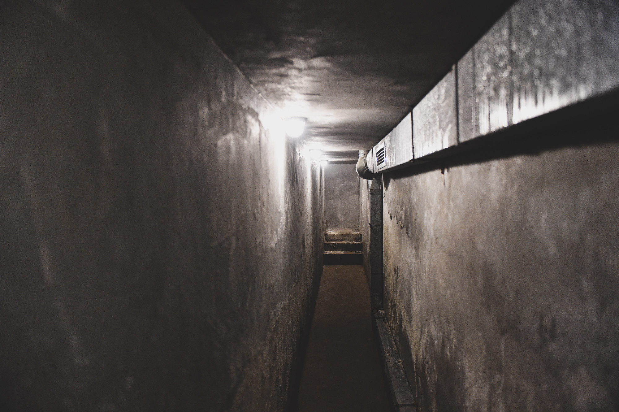 Các phóng viên mặt trận những ngày cuối tháng 12/1972 hầu như từ sớm đến chiều tối đều có mặt bên căn hầm này để sẵn sàng nhận nhiệm vụ.