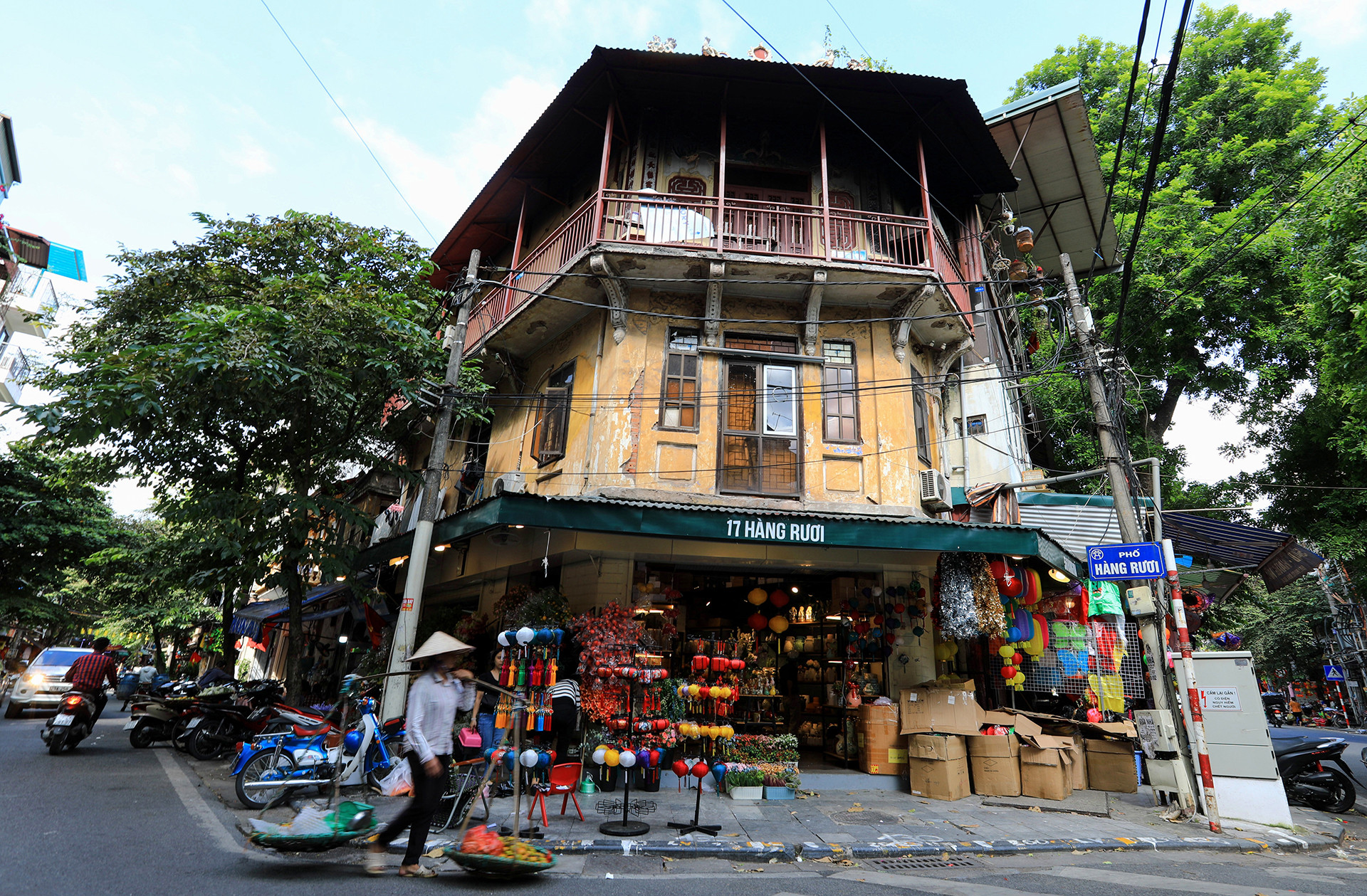 Sở hữu diện tích khá rộng, lên đến 76ha, khu phố cổ được chia thành 72 tuyến phố với 10 phường. Là một trong những điểm du lịch hấp dẫn tại Hà Nội, phố cổ sở hữu riêng cho mình những đường nét cổ điển, lãng mạn đan xen cùng lối kiến trúc Pháp hiện đại mang đậm tính nghệ thuật cao. Tất cả đã khiến cho không gian vừa mang nét hoài cổ, thơ mộng, vừa có tính hiện đại, đầy hấp dẫn.