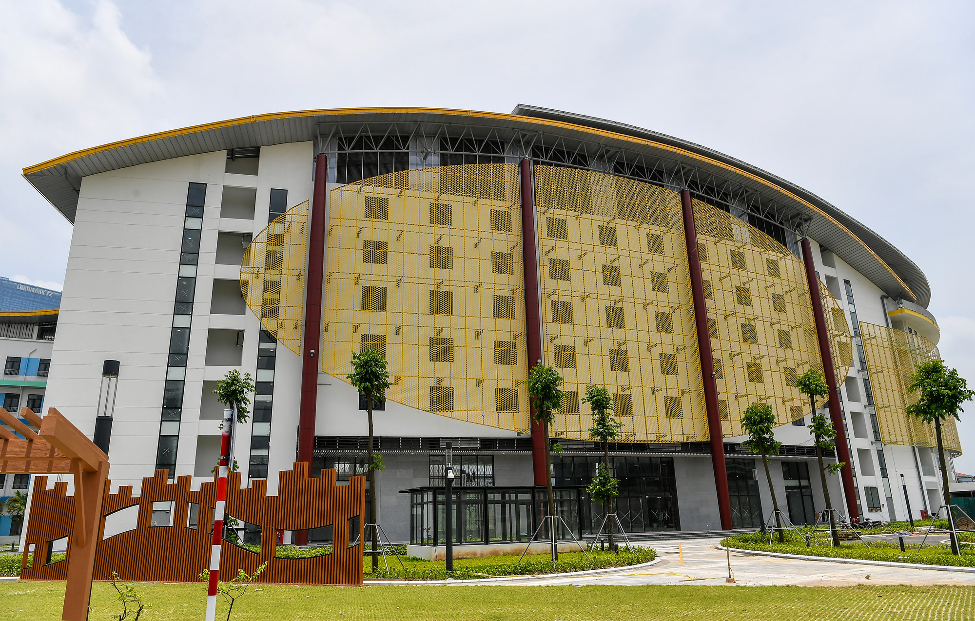 Khu B có 3 khối nhà chức năng liên kết với nhau là khu văn phòng, thể thao, học tập. Nhà B1 gồm: nhà thi đấu, bể bơi; nhà B2 gồm: nhà hành chính, tháp thiên văn; nhà B3 gồm: nhà học, thư viện. Tầng hầm gồm các khu vực để xe, các phòng kỹ thuật điện, nước…