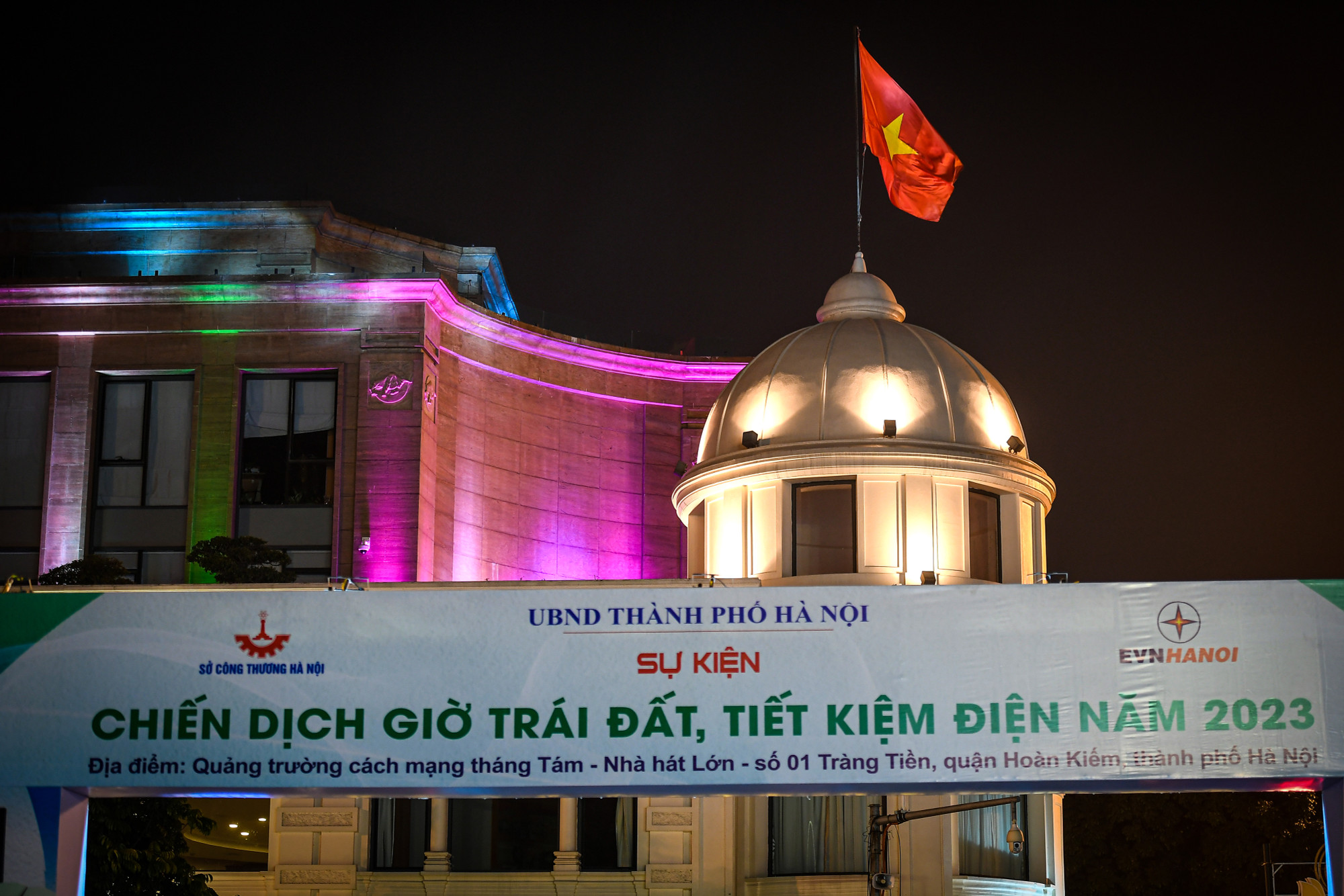 [Ảnh] Người dân Hà Nội tắt đèn, bật tương lai "xanh" cho Trái đất ảnh 6