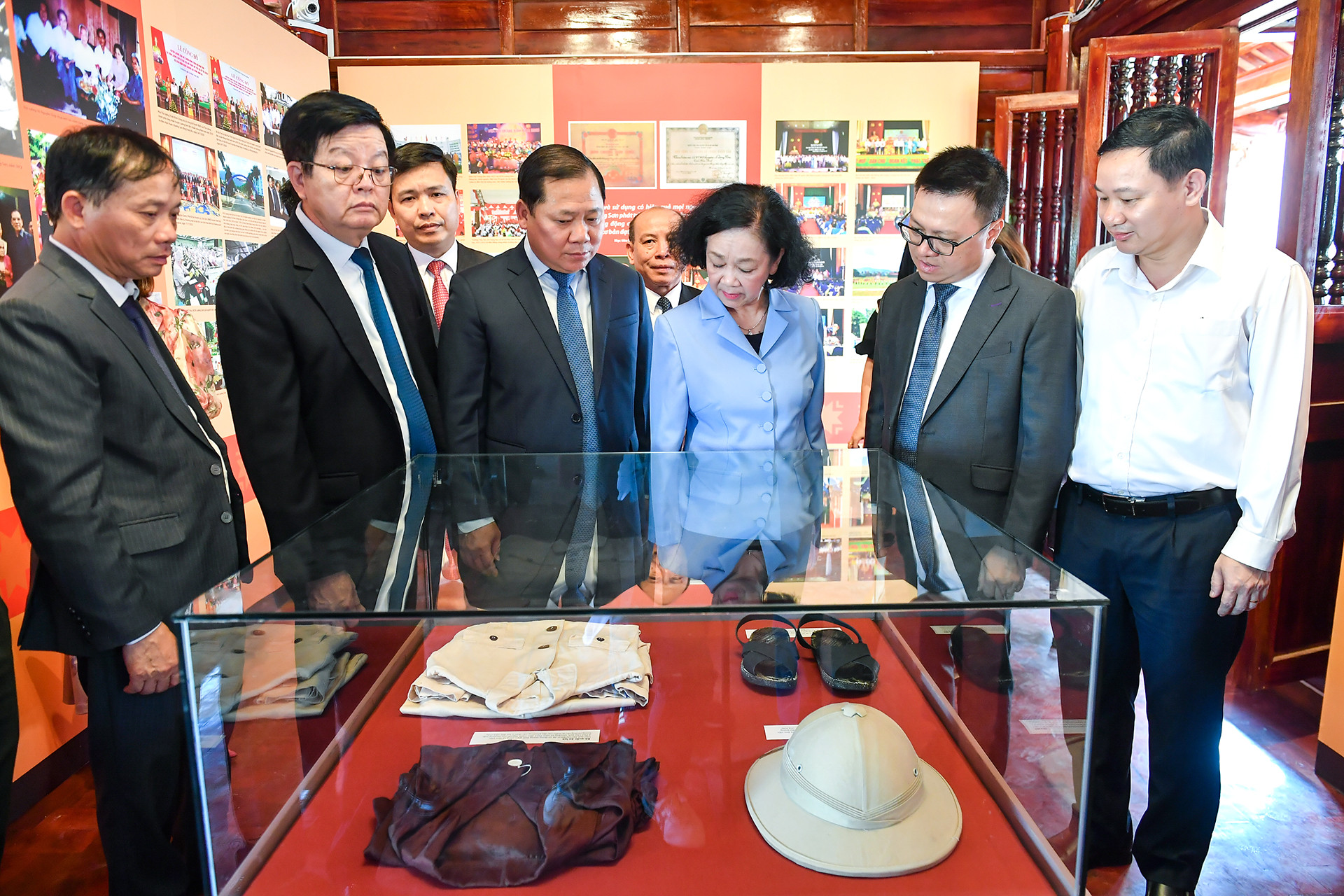 Đồng chí Trương Thị Mai cùng các đại biểu tham quan không gian trưng bày di tích Bác Hồ. Đồng chí Trương Thị Mai cùng các đại biểu tham quan không gian trưng bày di tích Bác Hồ.