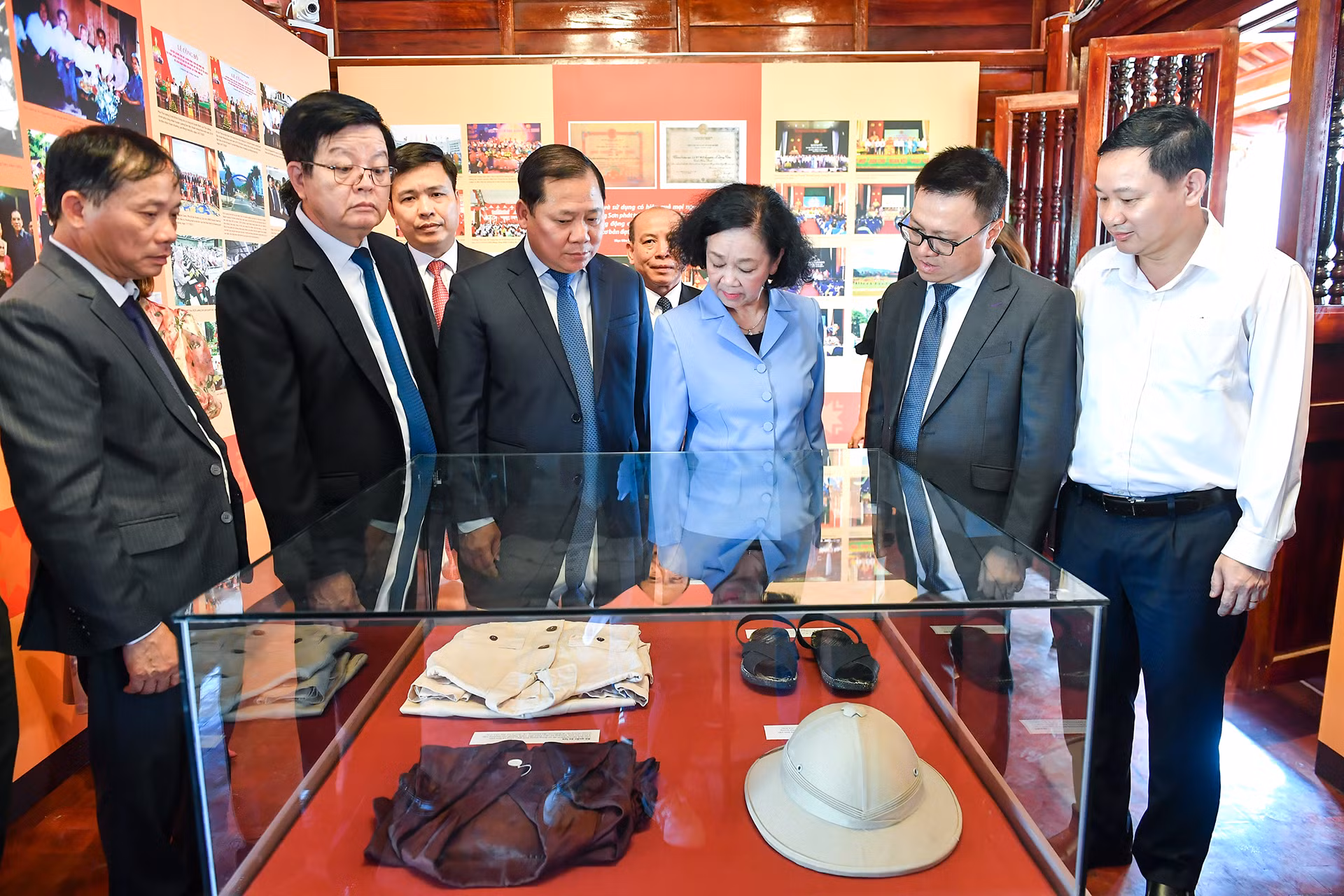 Đồng chí Trương Thị Mai cùng các đại biểu tham quan không gian trưng bày di tích Bác Hồ.