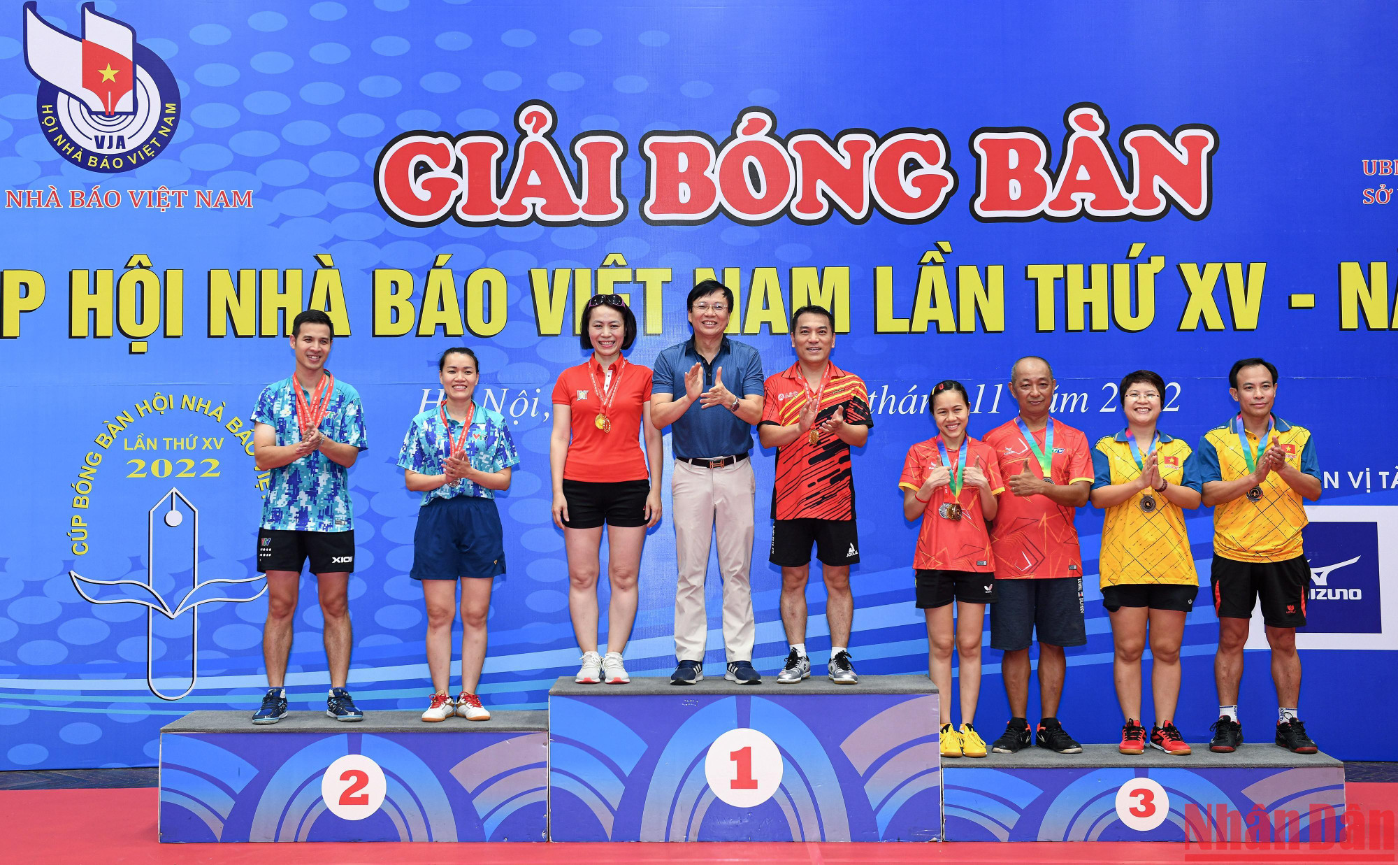 Nguyên Phó Chủ tịch Thường trực Hội Nhà báo Việt Nam Hồ Quang Lợi trao giải đôi nam nữ dưới 45 tuổi cho các vận động viên.