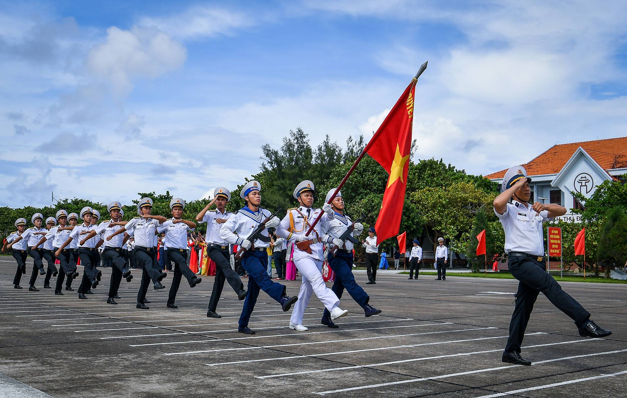 [Ảnh] Xúc động, tự hào buổi lễ chào cờ và duyệt đội ngũ trên đảo Trường Sa ảnh 6