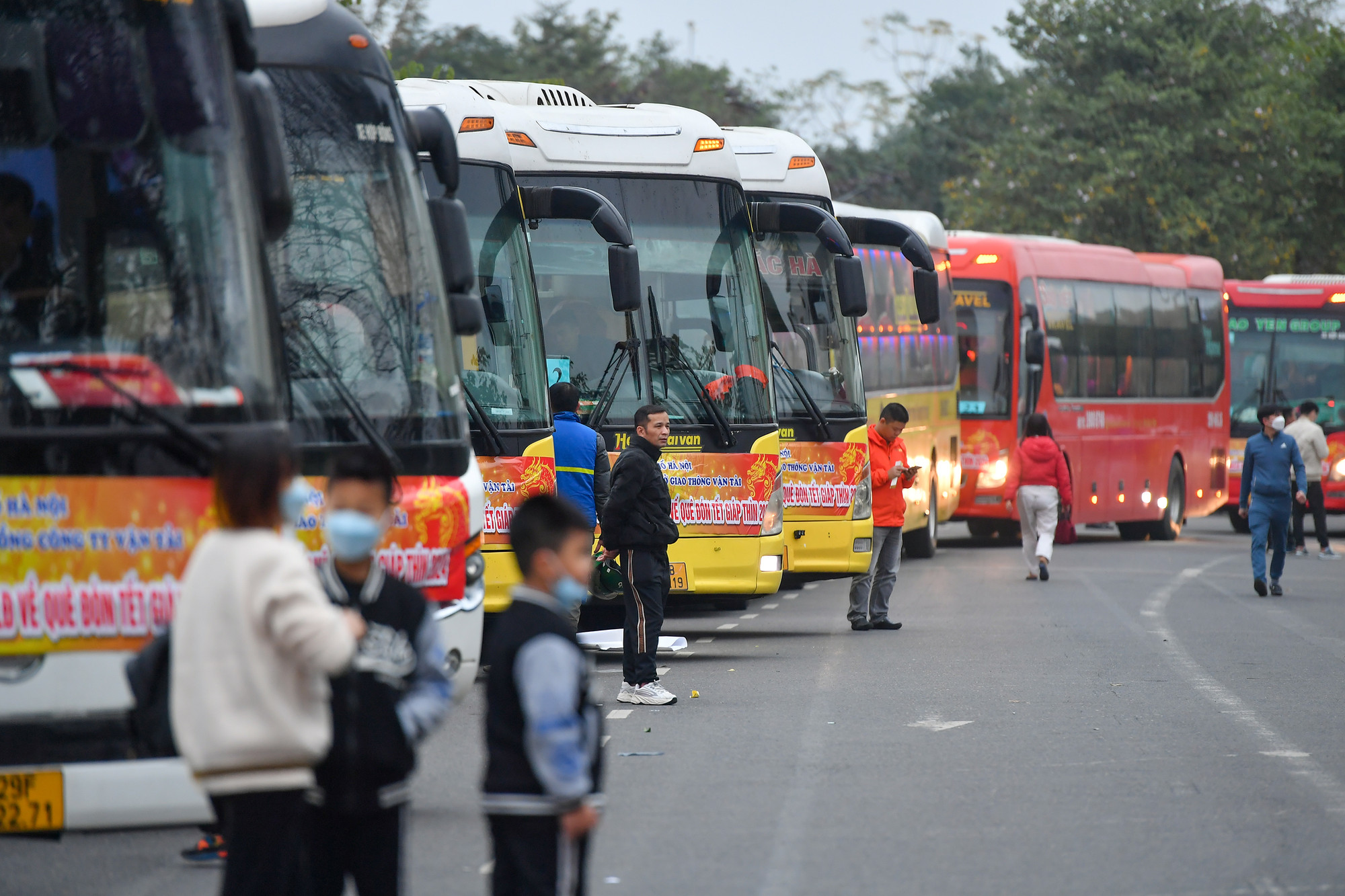 [Ảnh] 1.200 công nhân Hà Nội dậy từ 4 giờ đón chuyến xe miễn phí về quê đón Tết ảnh 1