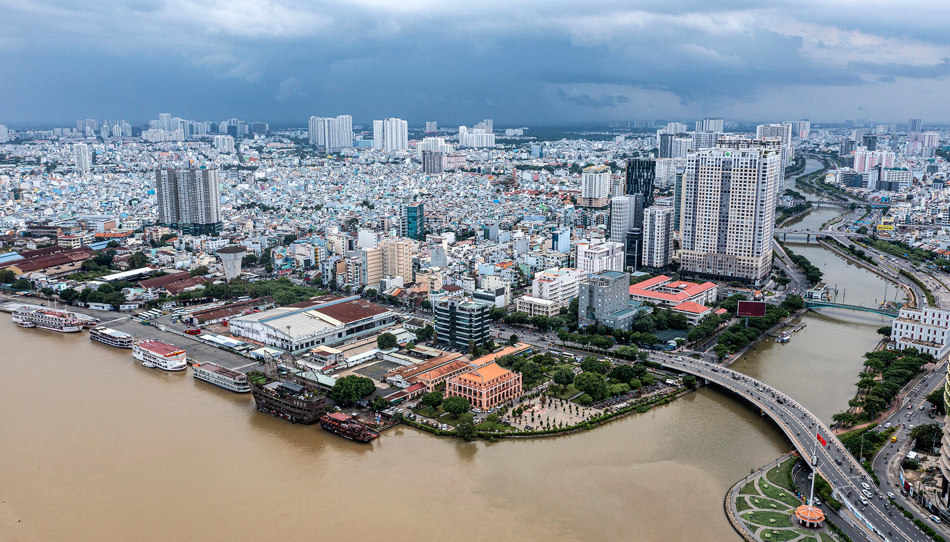 Trước đó, năm 2008, cầu Thủ Thiêm kết nối khu đô thị mới Thủ Thiêm với quận Bình Thạnh cũng đã được thông xe. Cầu có tổng chiều dài 1.250m, gồm 6 làn xe, tổng kinh phí xây cầu là hơn 1.000 tỷ đồng. Trước đó, năm 2008, cầu Thủ Thiêm kết nối khu đô thị mới Thủ Thiêm với quận Bình Thạnh cũng đã được thông xe. Cầu có tổng chiều dài 1.250m, gồm 6 làn xe, tổng kinh phí xây cầu là hơn 1.000 tỷ đồng.