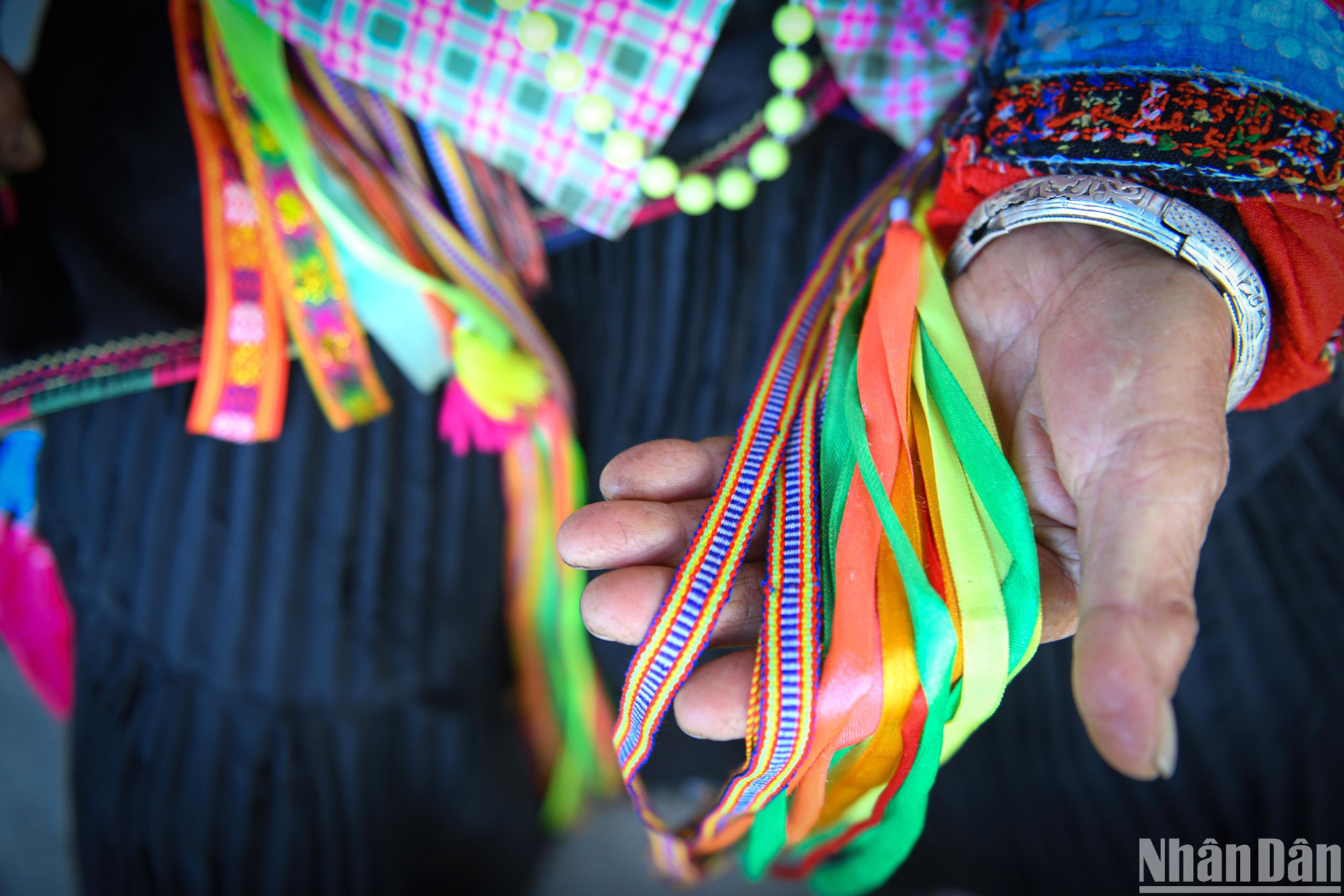 Khi mặc trang phục, người Lô Lô Hoa thường kết hợp với đồ trang sức bằng bạc hoặc nhôm làm tôn lên vẻ đẹp của người phụ nữ.