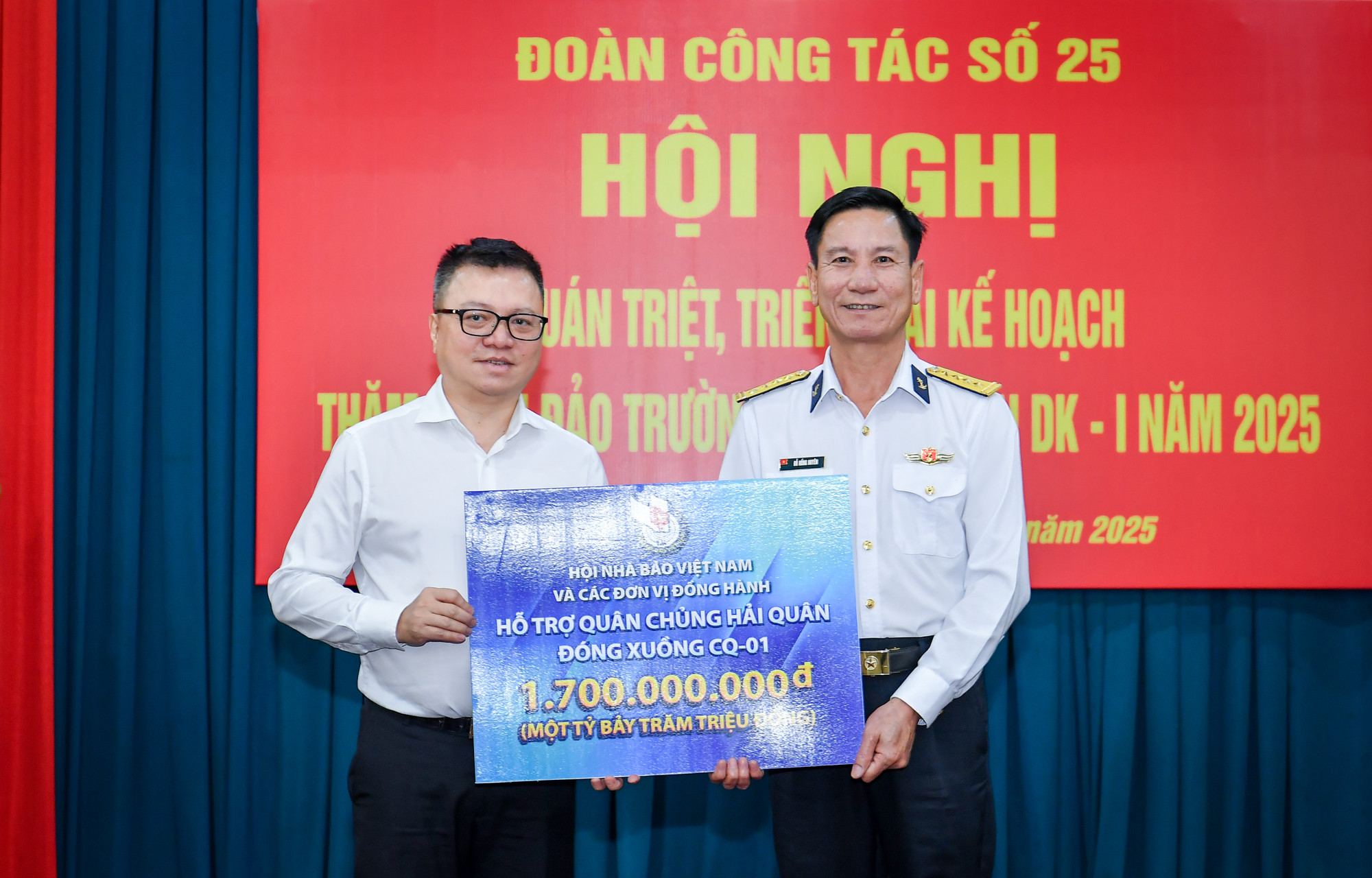 Đồng chí Lê Quốc Minh đại diện cho Hội Nhà báo Việt Nam và các đơn vị đồng hành hỗ trợ 1 tỷ 700 triệu cho Quân chủng Hải quân đóng xuồng CQ-01.