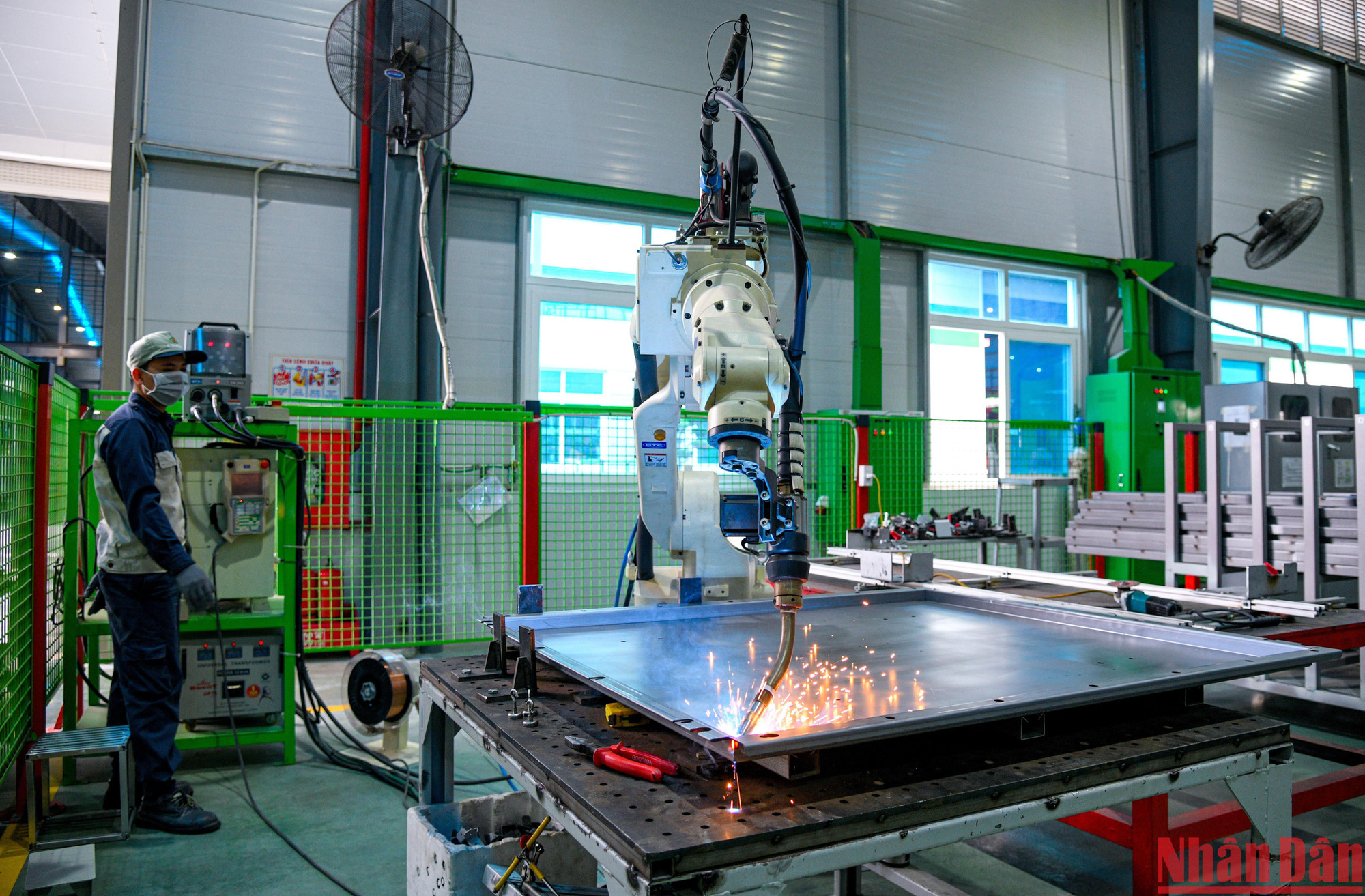 Các quy trình sản xuất cơ khí được vận hành bởi robot tự động đạt độ chính xác tuyệt đối.