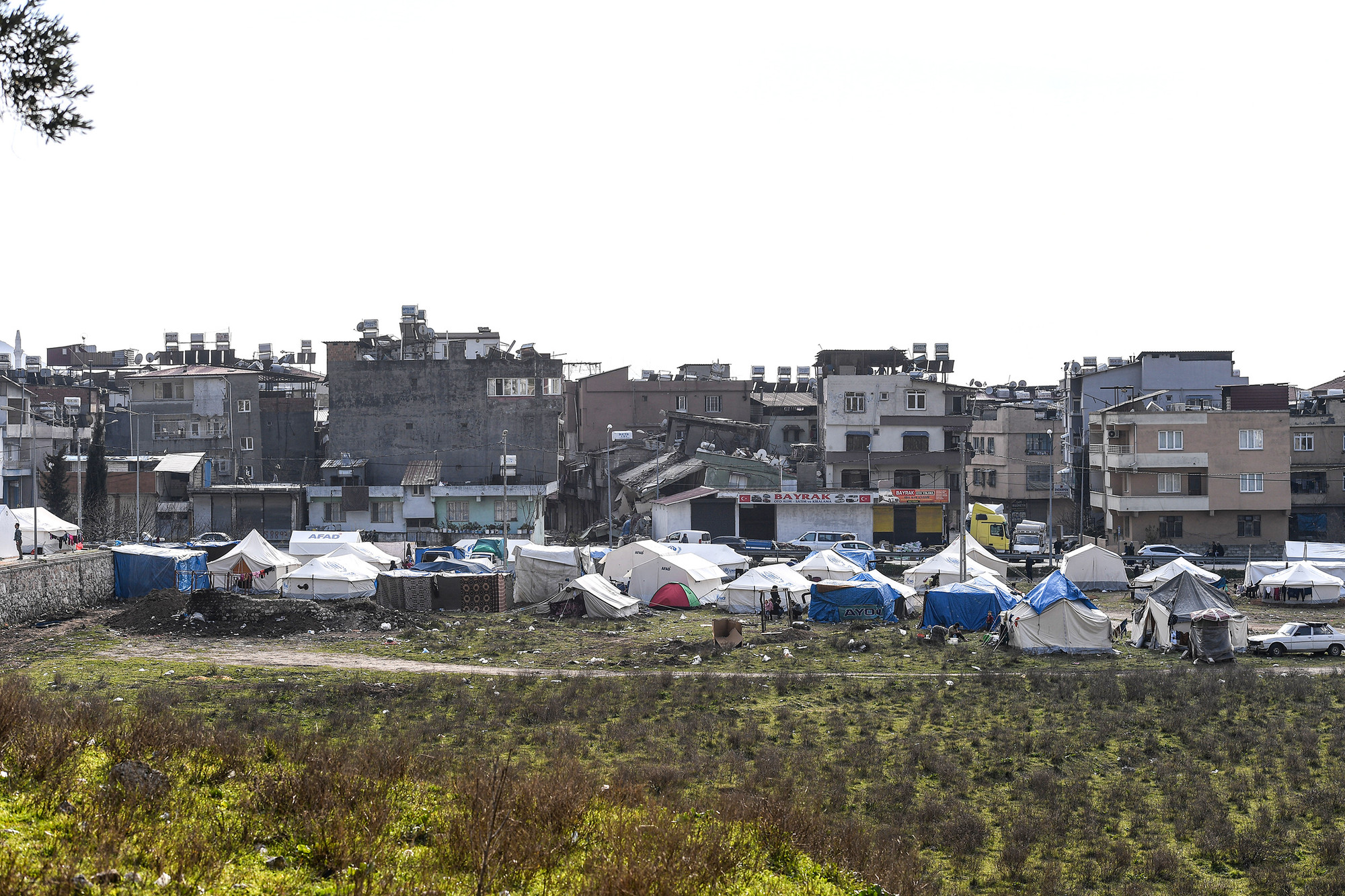 Tính tới thời điểm hiện tại Chính phủ Thổ Nhĩ Kỳ cũng đã dựng 313.000 lều bạt và bố trí 100.000 nhà tạm là các container tại những khu vực bị ảnh hưởng động đất.