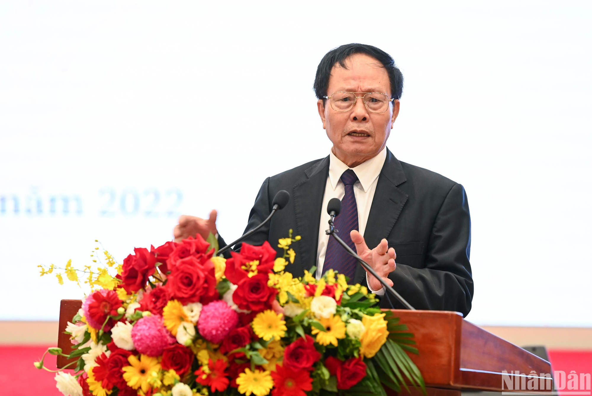 Giáo sư Hồ Sĩ Quý, nguyên Viện trưởng Viện Thông tin khoa học xã Hội trình bày tham luận. (Ảnh: THÀNH ĐẠT)