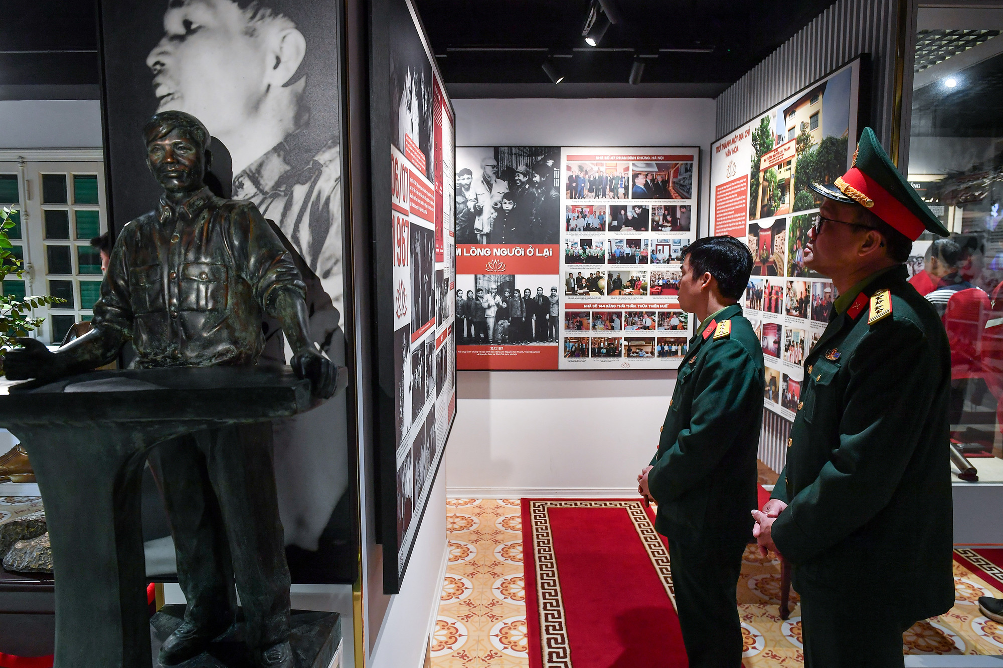 Nhân dịp kỷ niệm 110 năm ngày sinh của Đại tướng, nhiều cán bộ, chiến sĩ và khách tham quan đã tới bảo tàng trong niềm xúc động.