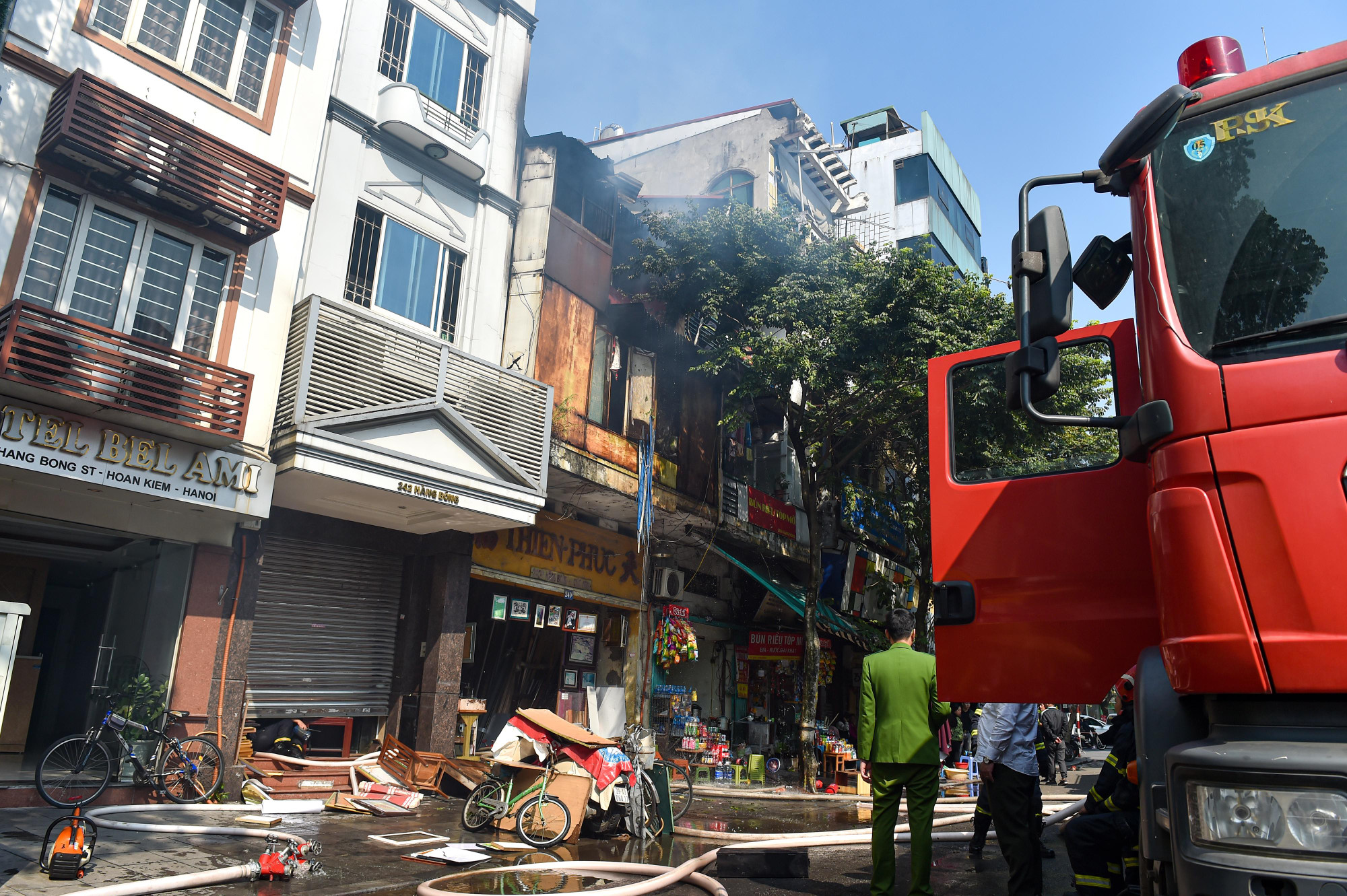 Vụ cháy tại một căn nhà ở kết hợp kinh doanh. Nhà cao 2 tầng 1 tum (tầng 1 cho thuê để bán khung tranh, tầng 2 và tầng tum chủ nhà để ở), diện tích mặt bằng khoảng 70m2. Khi xảy ra cháy có 4 người là nhân viên của cửa hàng tranh đang trong nhà đã ra bên ngoài an toàn.