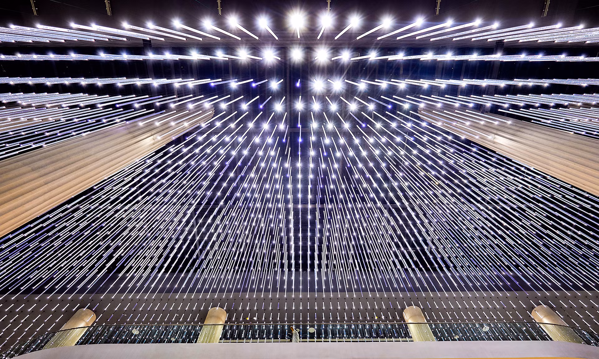 Phương án chiếu sáng trần sảnh chính nhà hát lấy ý tưởng từ bầu trời đầy sao đêm với dàn đèn lộng lẫy khiến nhà hát về đêm lung linh.