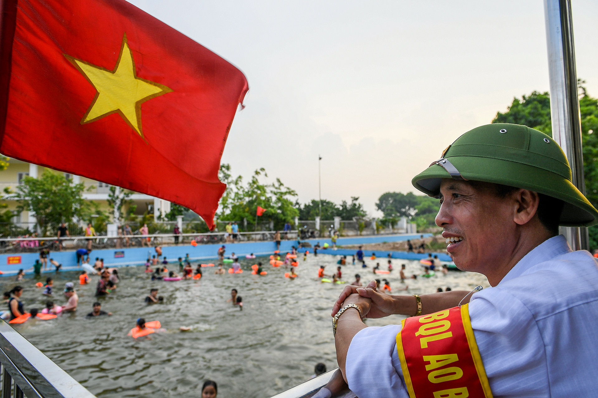 [Ảnh] Biến ao làng thành bể bơi miễn phí cho trẻ ảnh 15