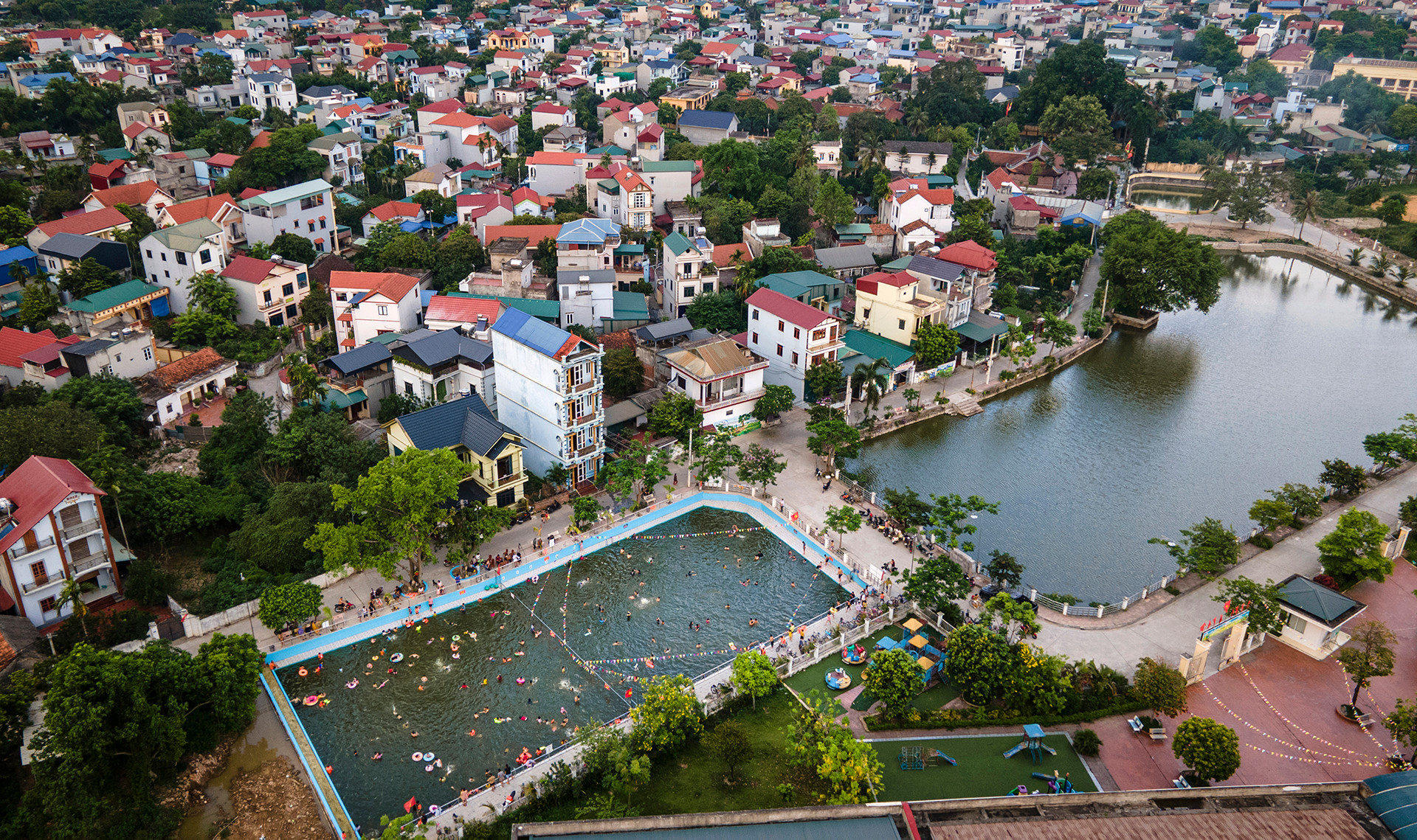 [Ảnh] Biến ao làng thành bể bơi miễn phí cho trẻ ảnh 18