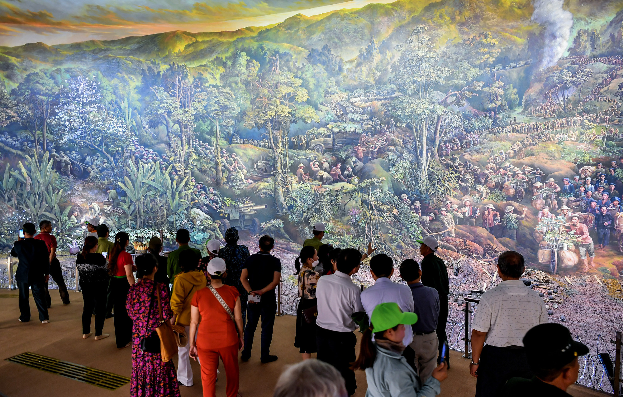 [Ảnh] Cựu chiến binh, du khách xúc động xem tranh Panorama tái hiện Chiến dịch Điện Biên Phủ ảnh 12