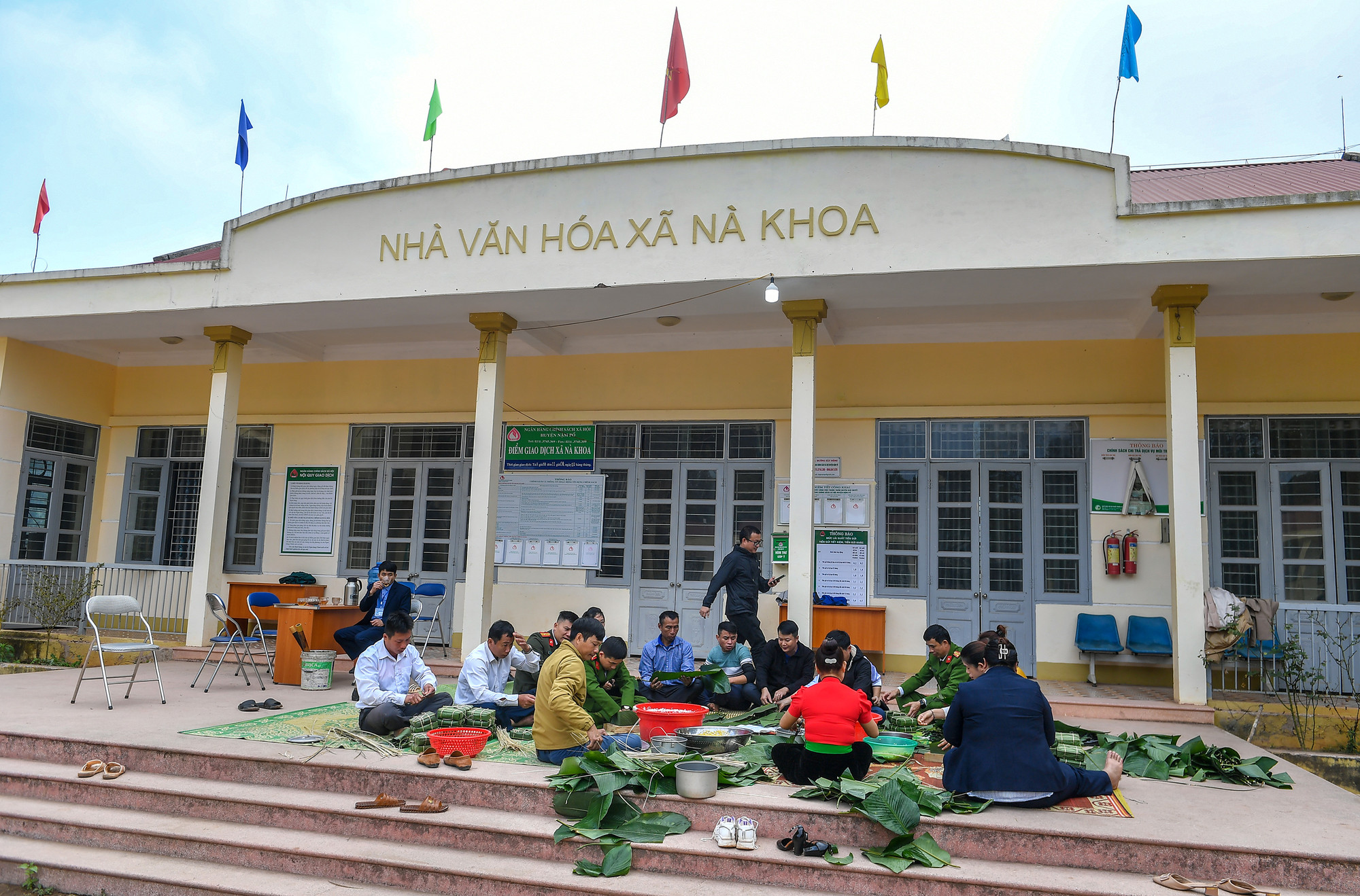 [Ảnh] Những bếp lửa "nghĩa tình" nấu bánh chưng xanh ở Nậm Pồ ảnh 9