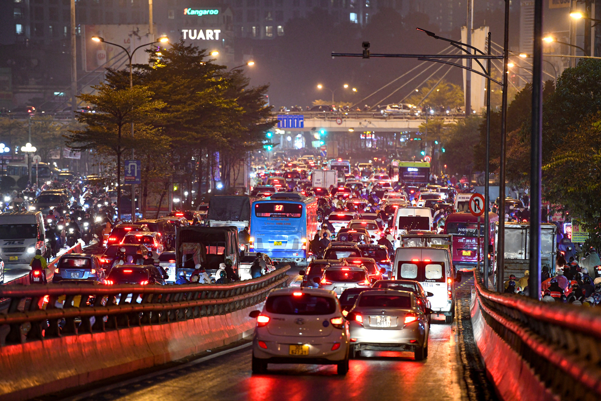 Trước ngày thông xe, tình trạng giao thông các tuyến đường phía dưới vẫn hết sức đông đúc. Trước ngày thông xe, tình trạng giao thông các tuyến đường phía dưới vẫn hết sức đông đúc.