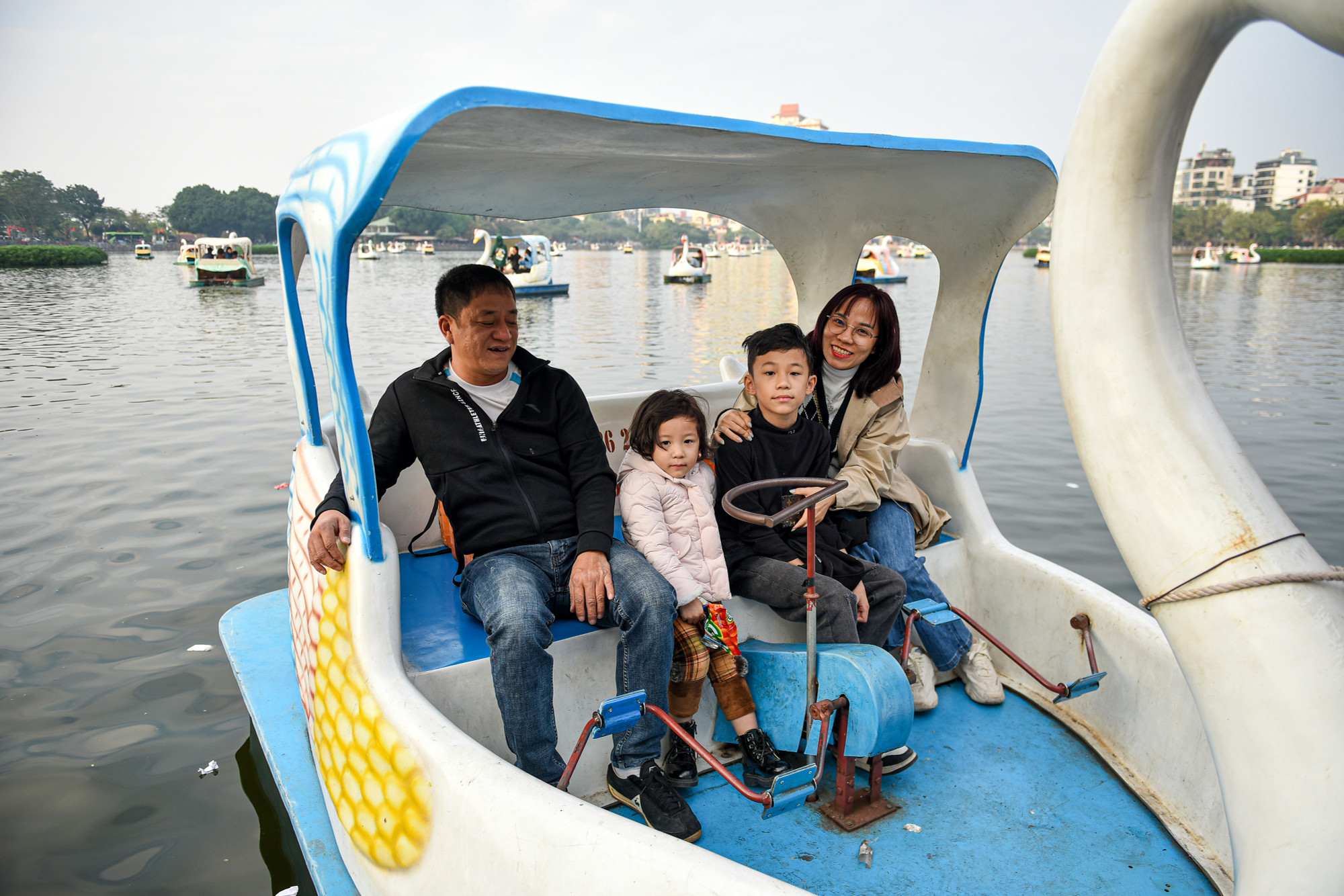 Gia đình Anh Hùng (Quận Hoàn Kiếm, Hà Nội) chia sẻ: Tôi muốn đạp vịt thảnh thơi cùng gia đình, hôm nay thời tiết rất đẹp, gia đình tôi chọn không gian này vì không muốn chen chân vào những khu đông người...". (Ảnh: THÀNH ĐẠT)