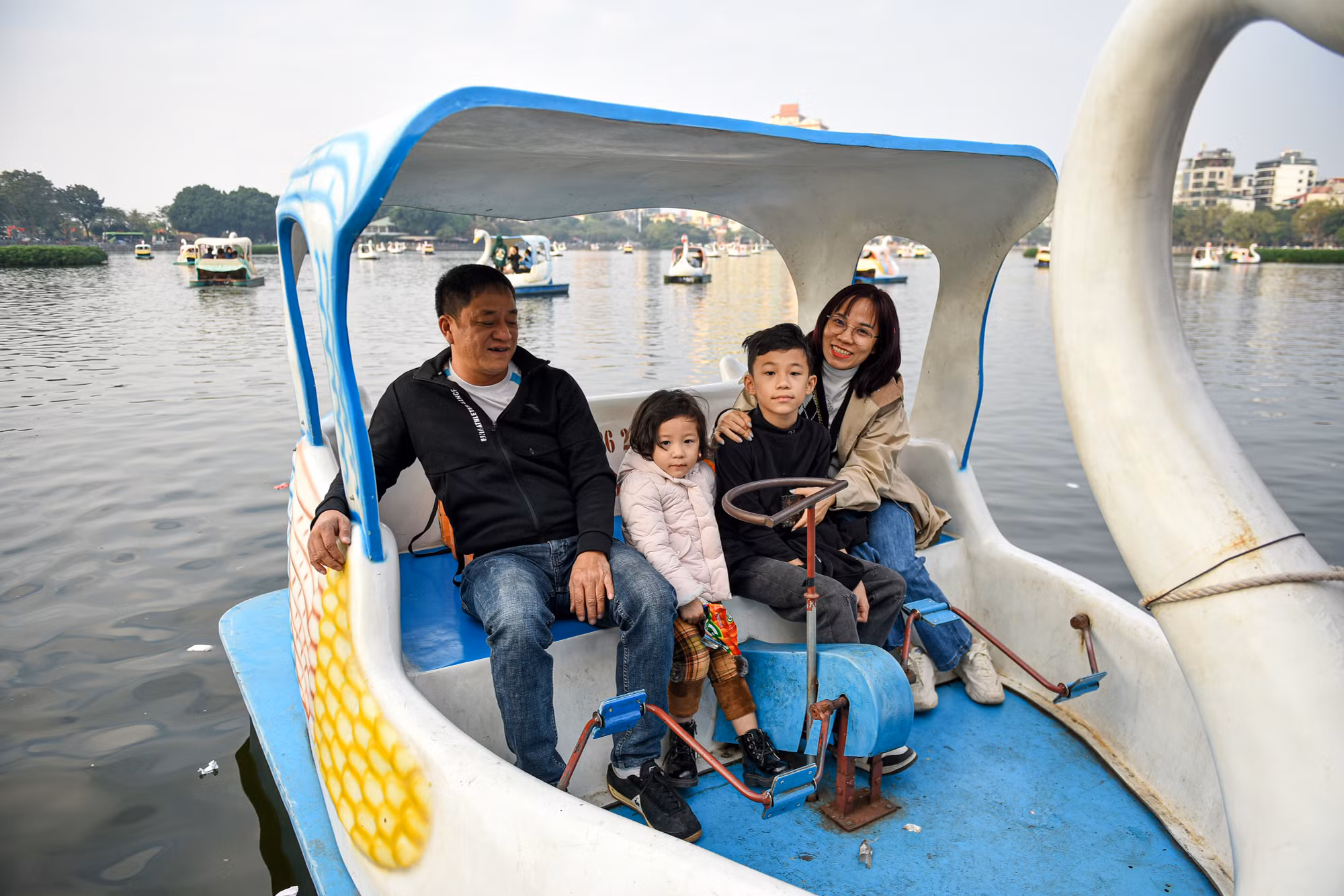 Gia đình Anh Hùng (Quận Hoàn Kiếm, Hà Nội) chia sẻ: Tôi muốn đạp vịt thảnh thơi cùng gia đình, hôm nay thời tiết rất đẹp, gia đình tôi chọn không gian này vì không muốn chen chân vào những khu đông người...". (Ảnh: THÀNH ĐẠT)