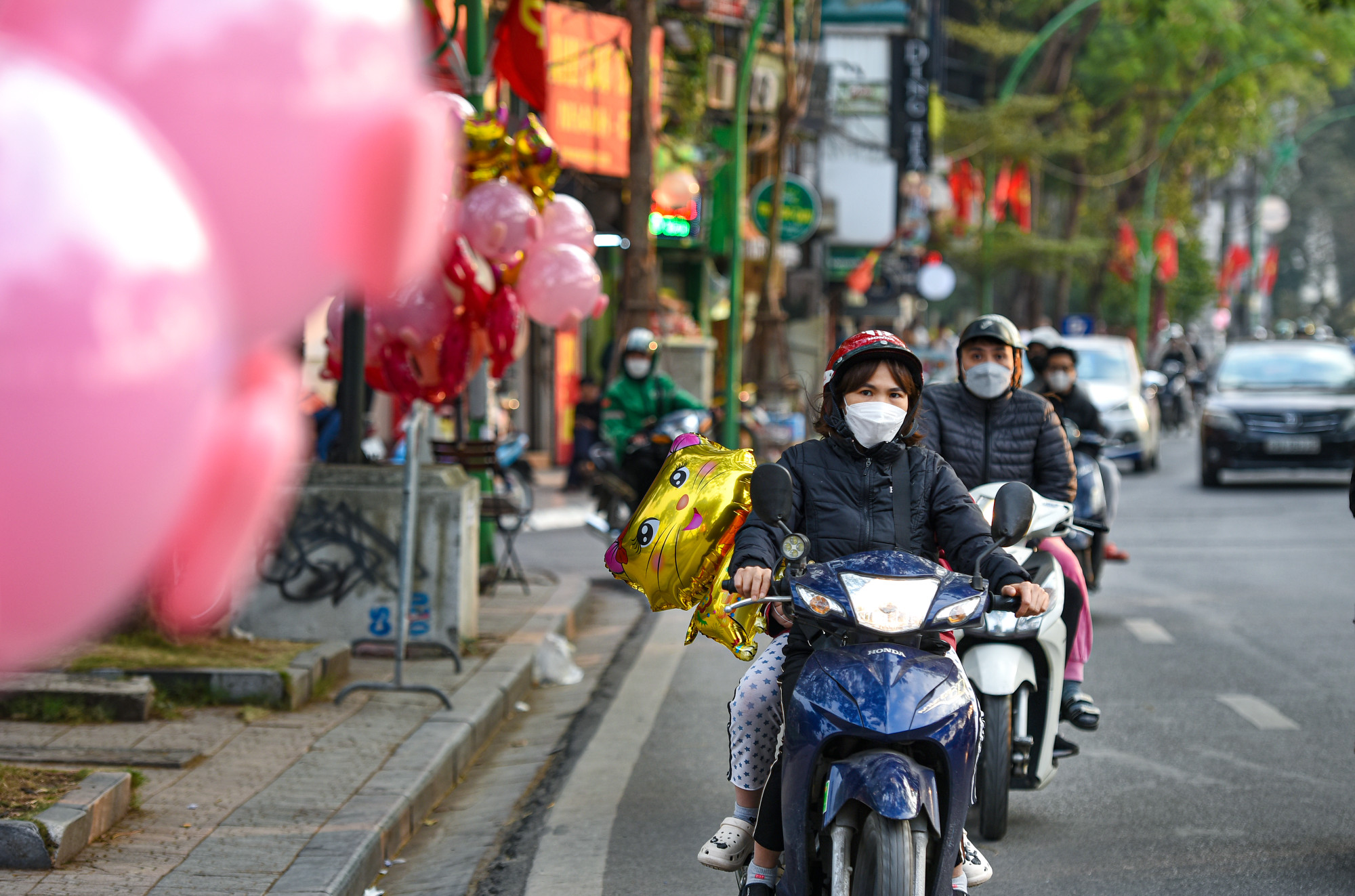 Mua cho con nhỏ 1 quả bóng bay năm mới hình con mèo. (Ảnh: THÀNH ĐẠT)