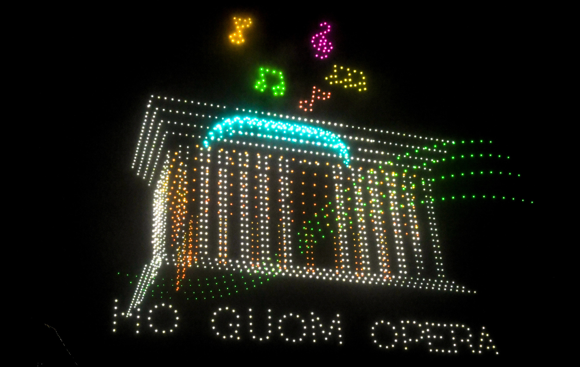 [Ảnh] Người dân Thủ đô choáng ngợp trước màn trình diễn ánh sáng nghệ thuật với 2.024 drones light ảnh 11