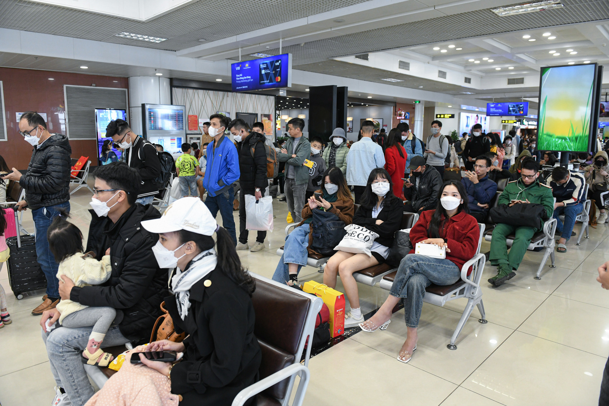 Những ngày cận Tết Quý Mão 2023, tại nhà ga T1 sân bay Nội Bài (Sóc Sơn, Hà Nội), lưu lượng hành khách tăng đột biến khiến khu vực sảnh chờ luôn trong tình trạng đông đúc.