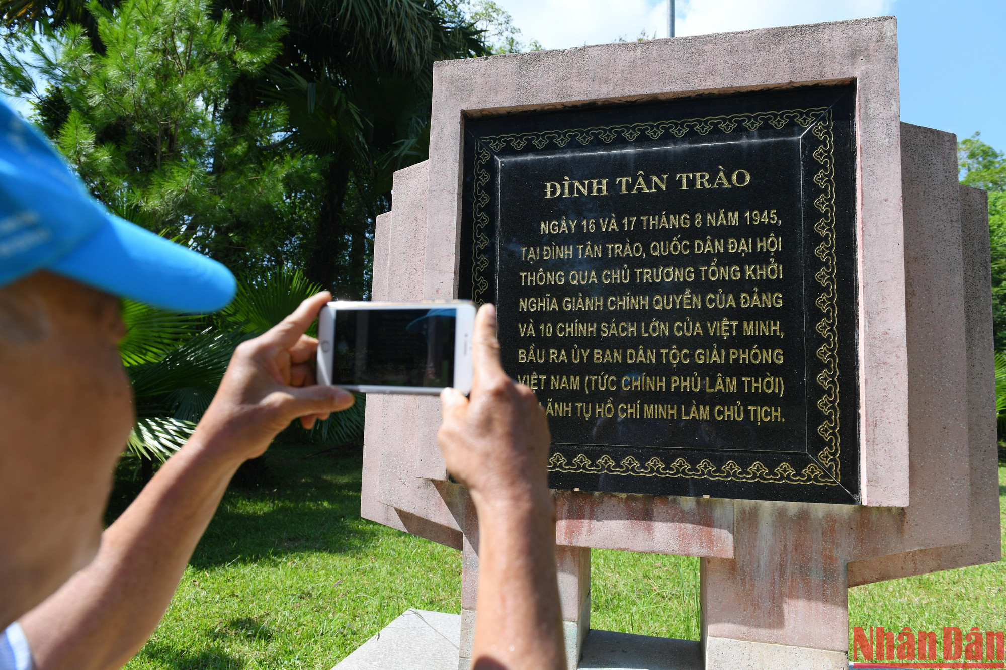 Người dân cả nước ghé thăm đình Tân Trào chụp ảnh lại để lưu giữ những giá trị lịch sử đáng quý của Chiến khu Tân Trào năm xưa.