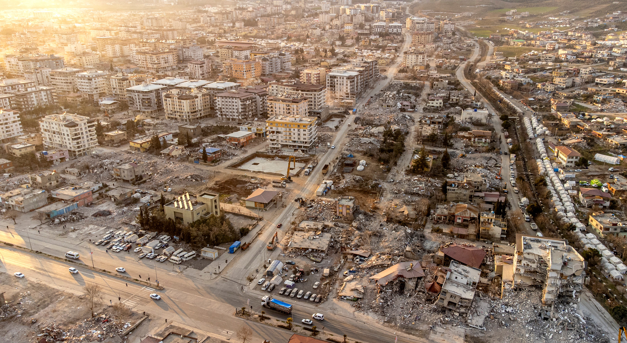 Tất cả đều bị động đất "đánh gục". Những mảnh đất vốn là nhà cửa, trường học, bệnh viện, rạp chiếu phim... giờ chỉ còn là những đống đất đá, sắt thép cao.