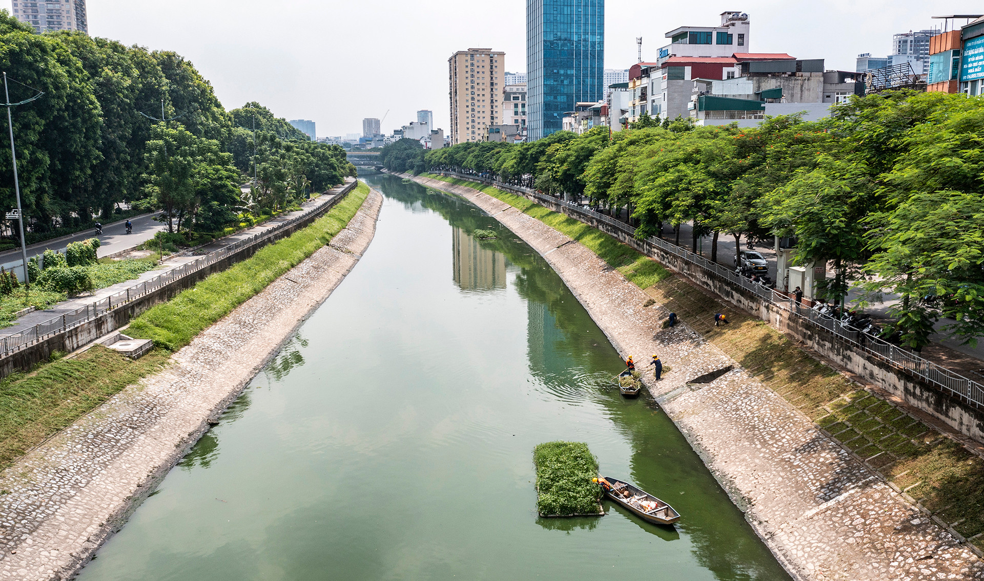[Ảnh] Những người âm thầm vớt rác trên sông, hồ Hà Nội ảnh 10