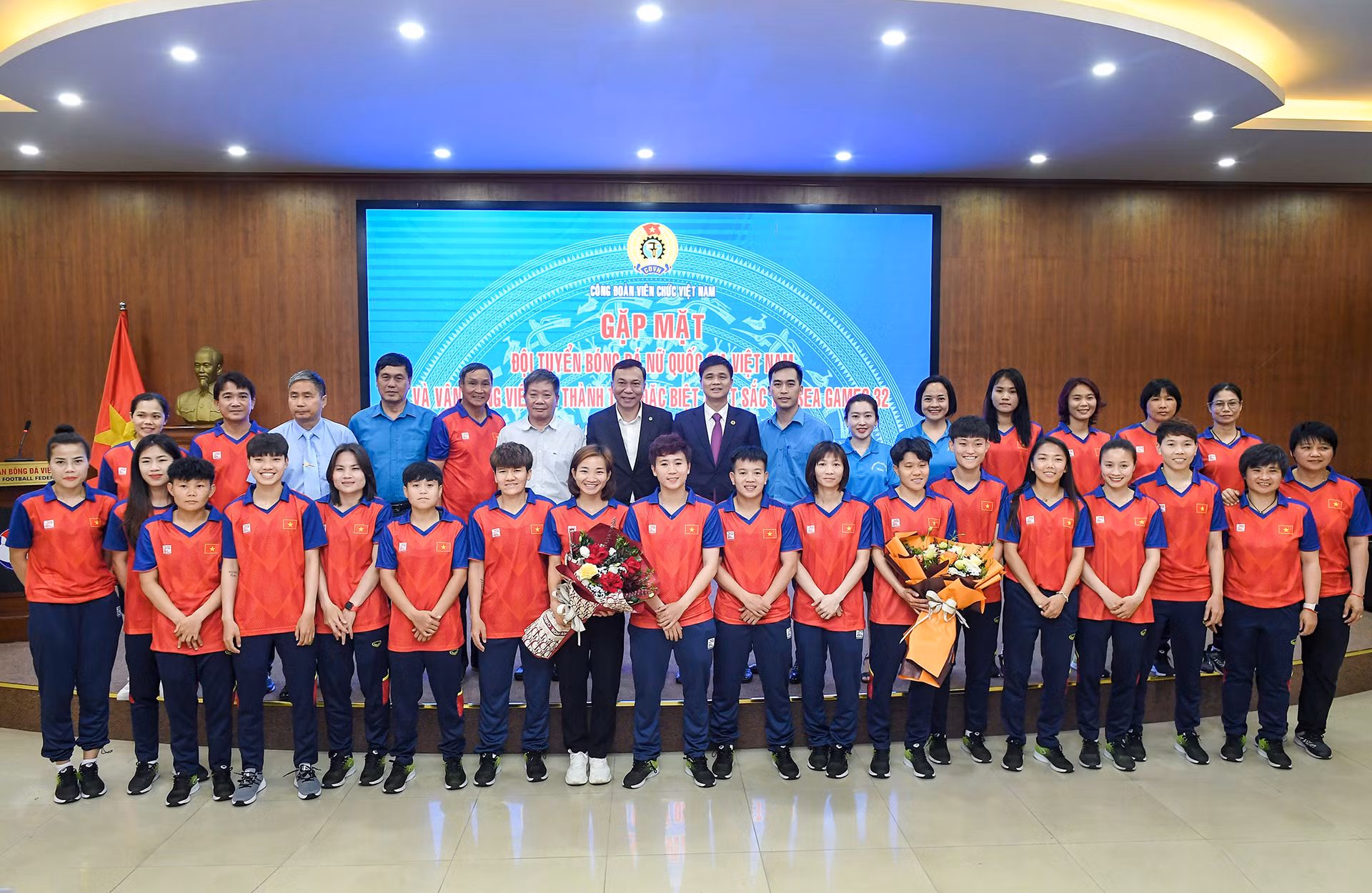 Đội tuyển bóng đá nữ Việt Nam và vận động viên Nguyễn Thị Oanh chụp ảnh lưu niệm cùng các đại biểu.